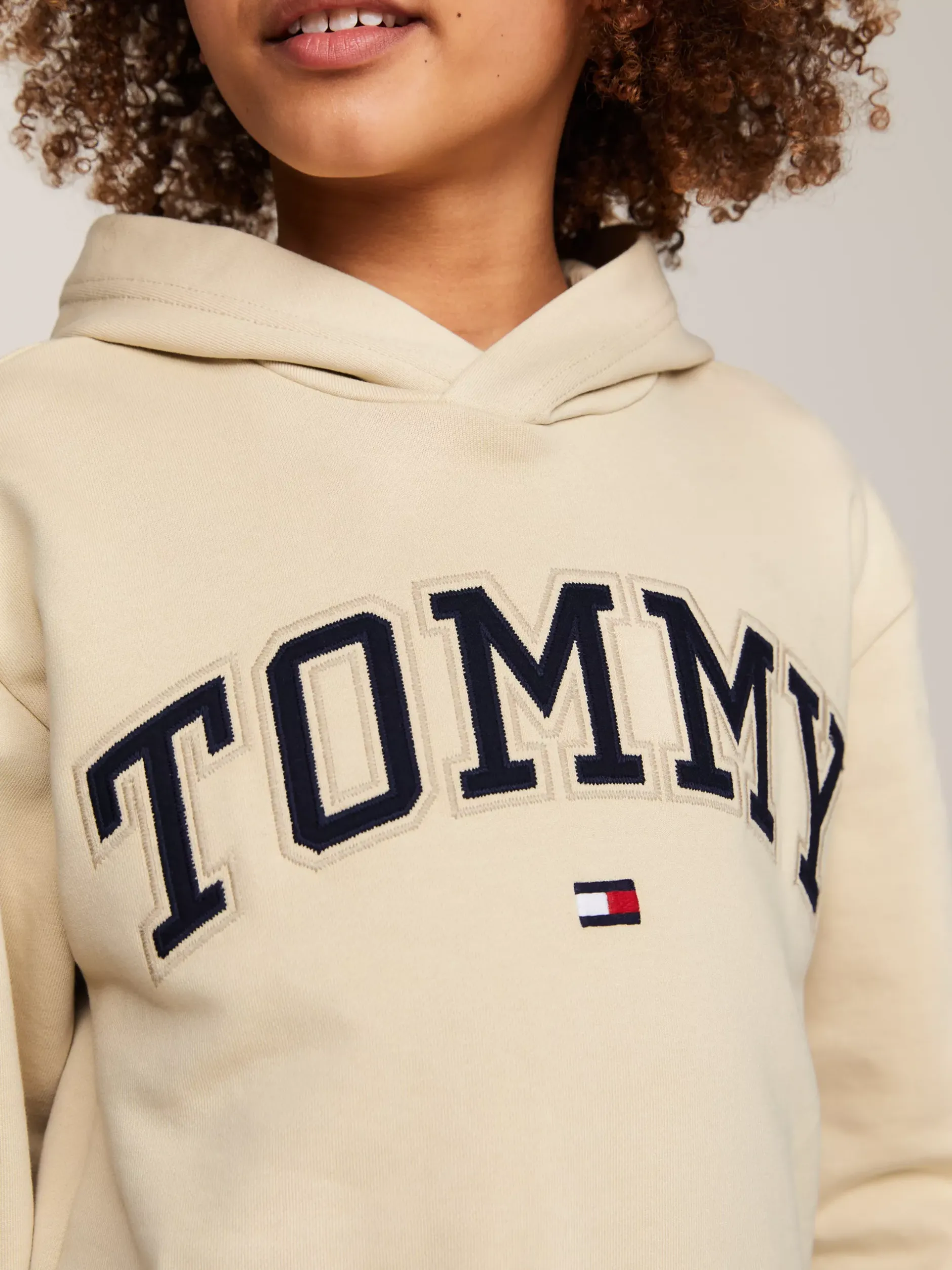 Bluzy Dresowe I Z Kapturem*Tommy Hilfiger Bluza Varsity Z Kapturem I Haftowanym Logo COUNTRY IVORY