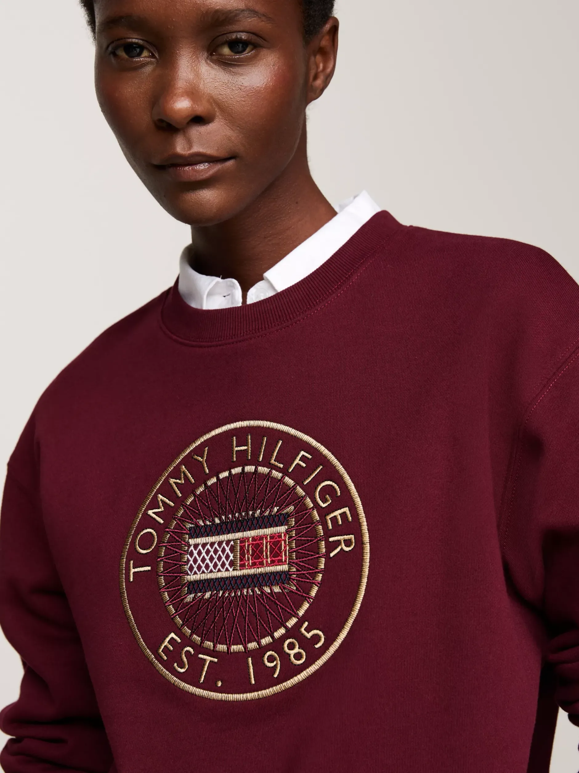 Bluzy Dresowe & Z Kapturem*Tommy Hilfiger Bluza Z Okrągłym Dekoltem I Wyszywanym Logo DEEP ROUGE