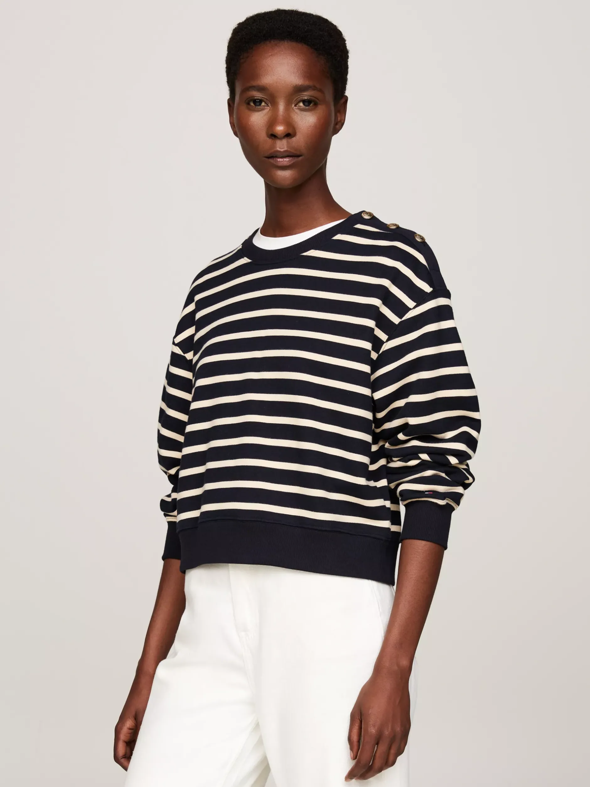 Bluzy Dresowe & Z Kapturem*Tommy Hilfiger Bluza Z Okrągłym Dekoltem I Guzikiem Na Ramieniu BRETON STP DESERT SKY/COUNTRY IVORY