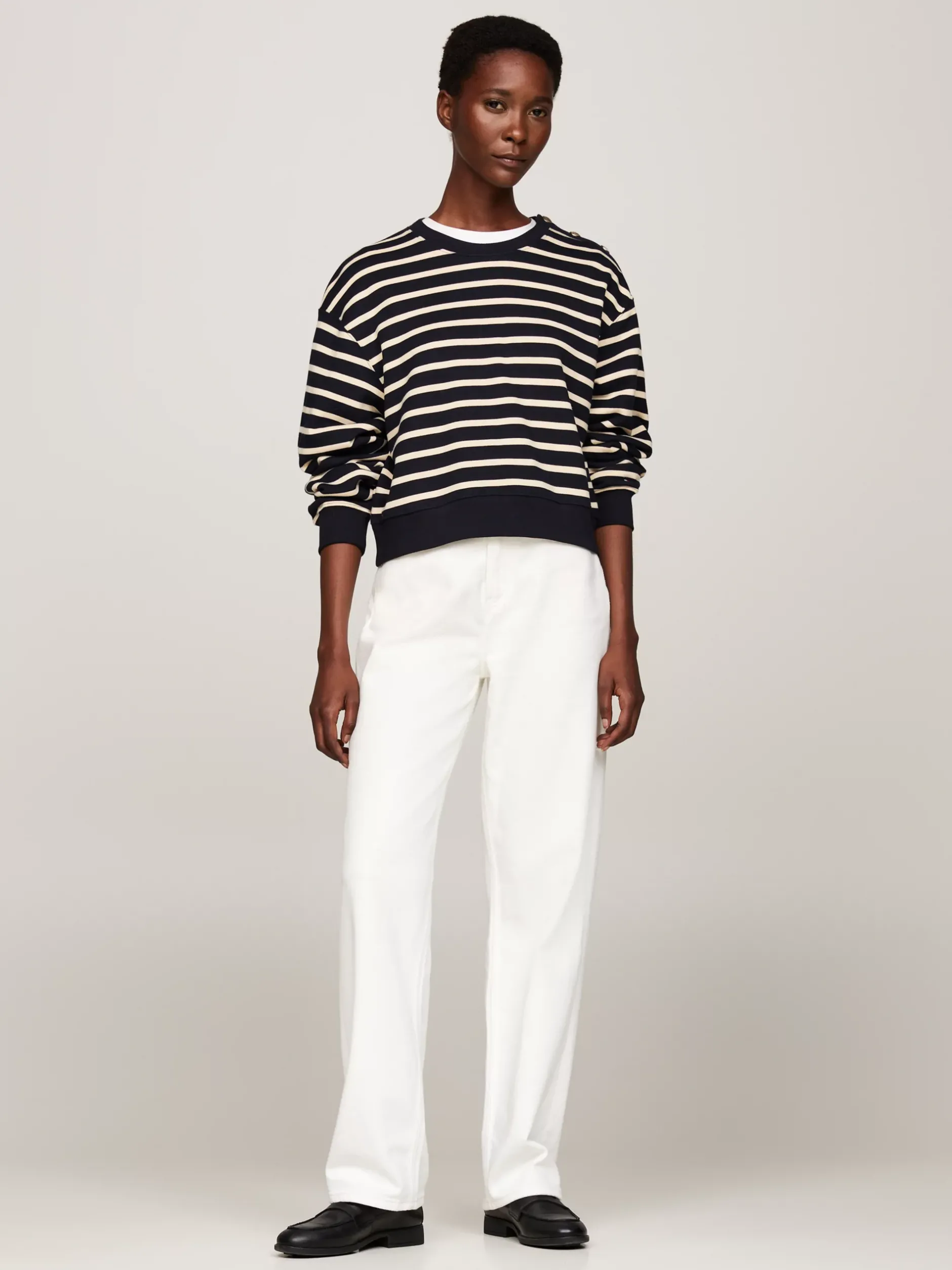 Bluzy Dresowe & Z Kapturem*Tommy Hilfiger Bluza Z Okrągłym Dekoltem I Guzikiem Na Ramieniu BRETON STP DESERT SKY/COUNTRY IVORY