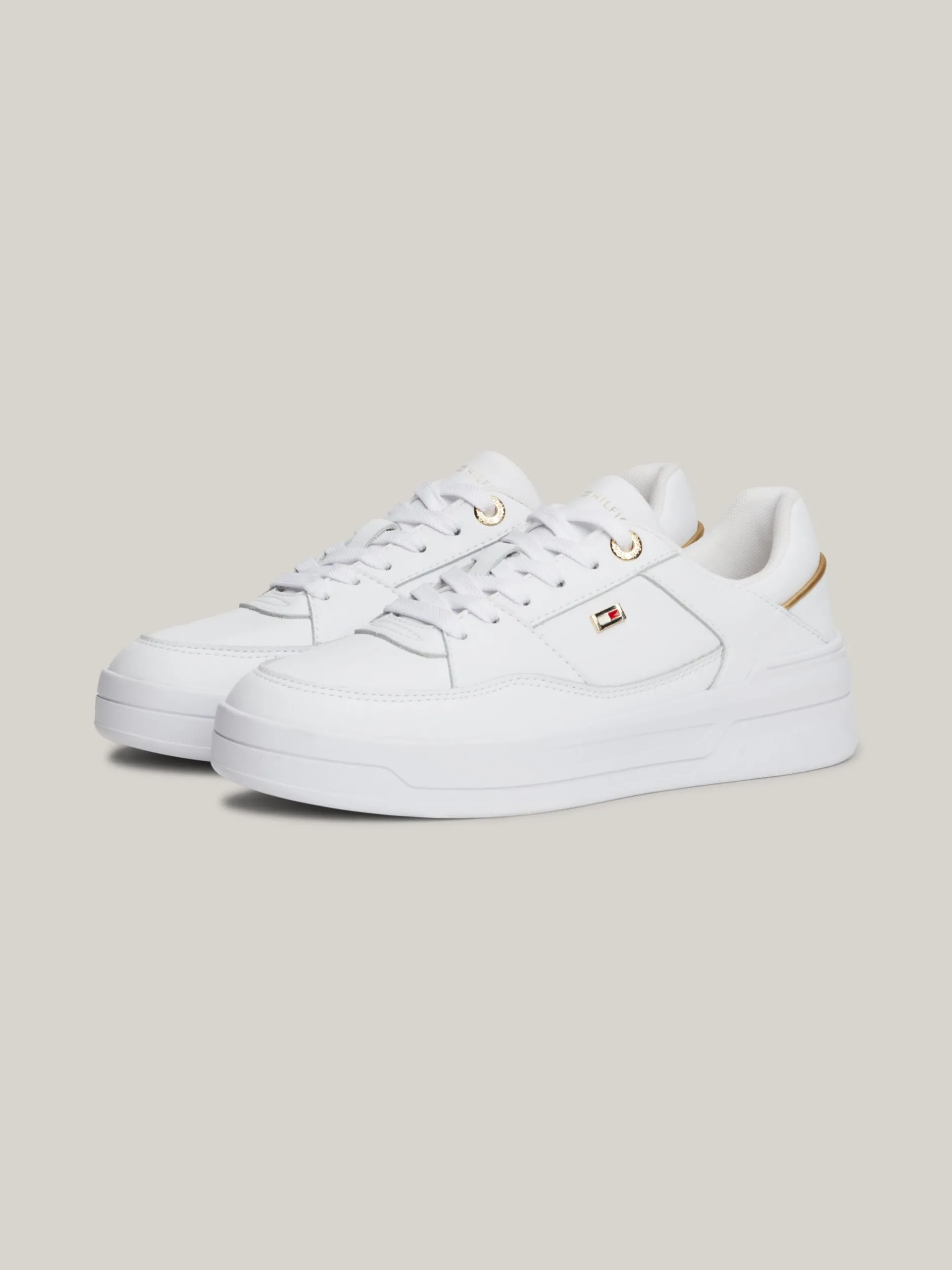 Sneakersy*Tommy Hilfiger Buty Sportowe Z Emaliowaną Flagą WHITE