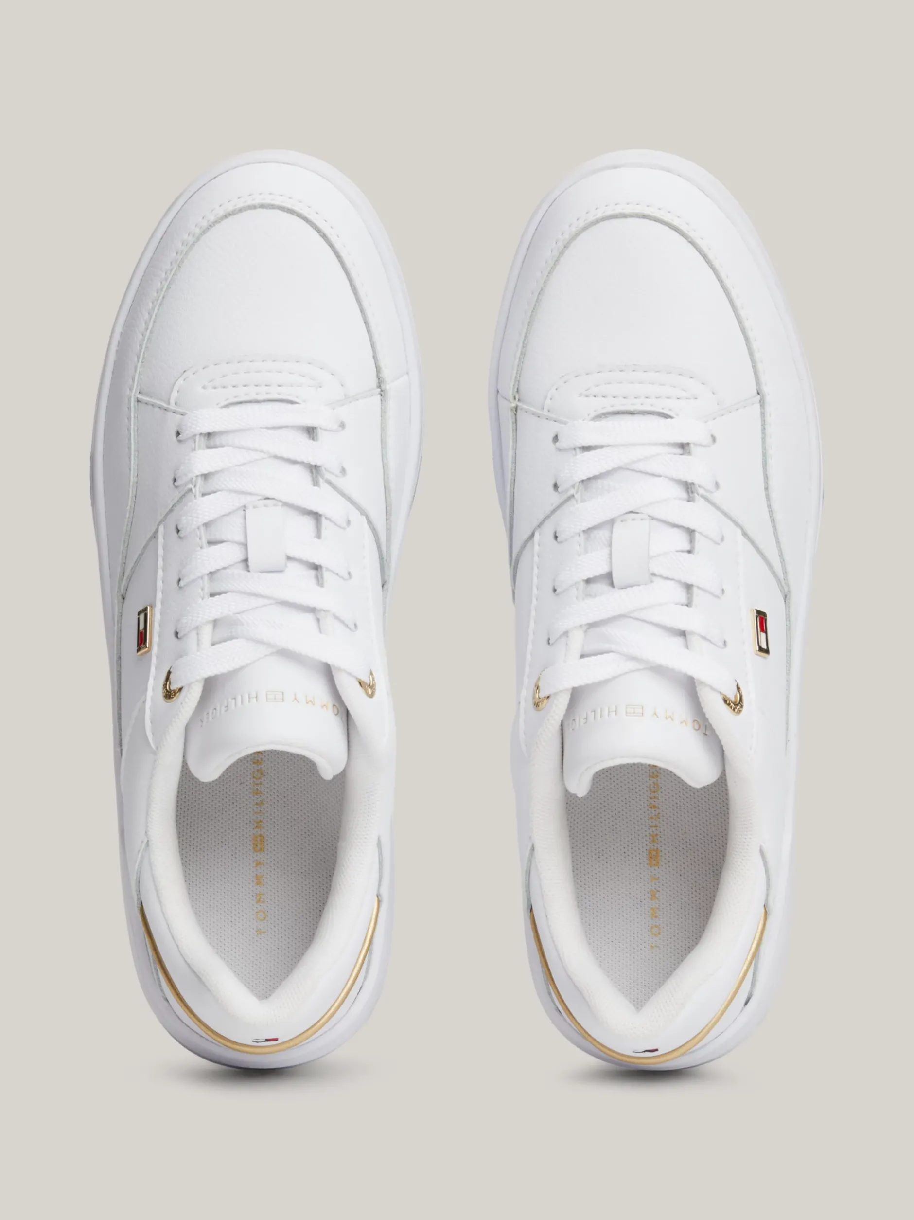 Sneakersy*Tommy Hilfiger Buty Sportowe Z Emaliowaną Flagą WHITE