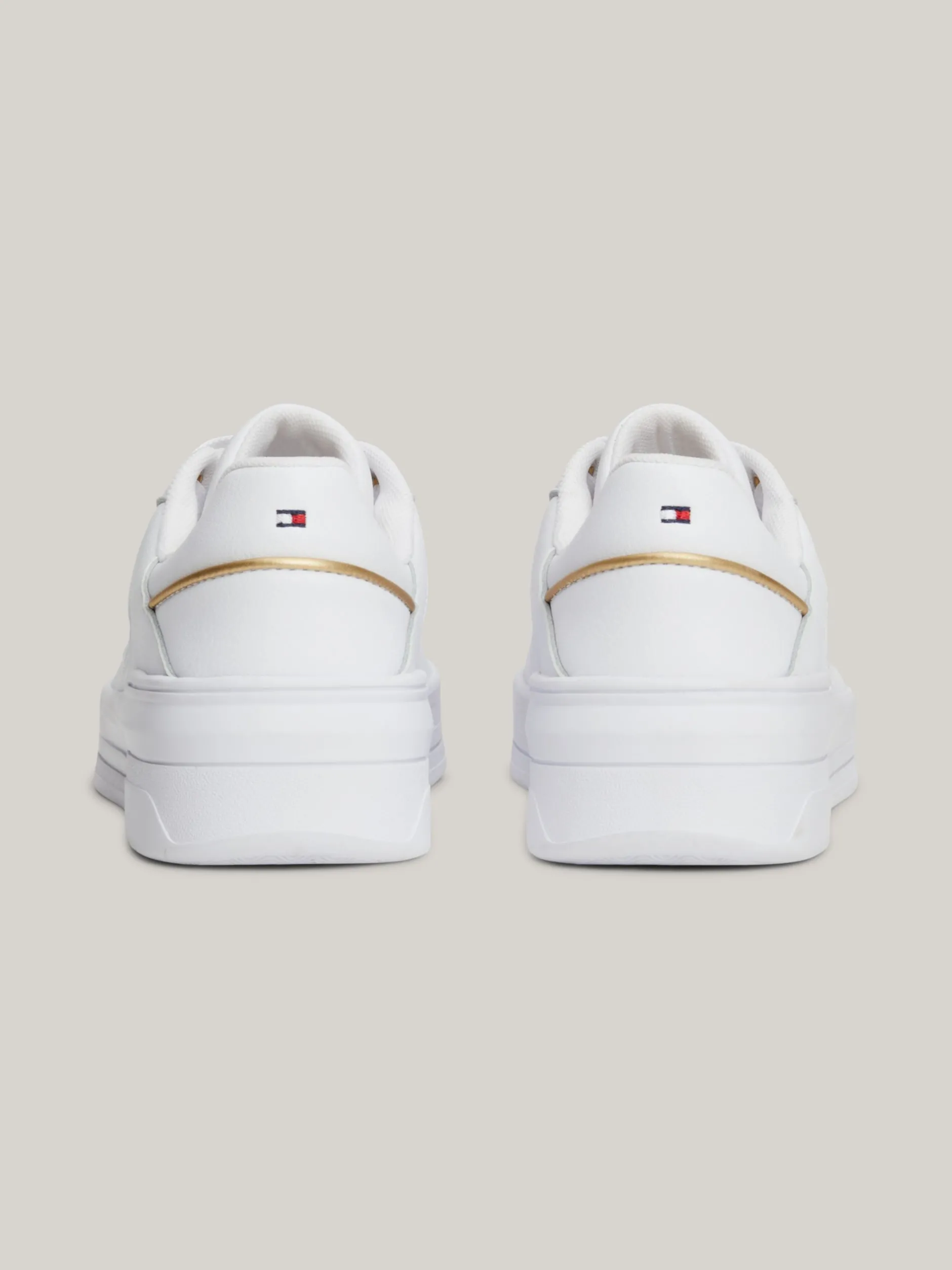 Sneakersy*Tommy Hilfiger Buty Sportowe Z Emaliowaną Flagą WHITE