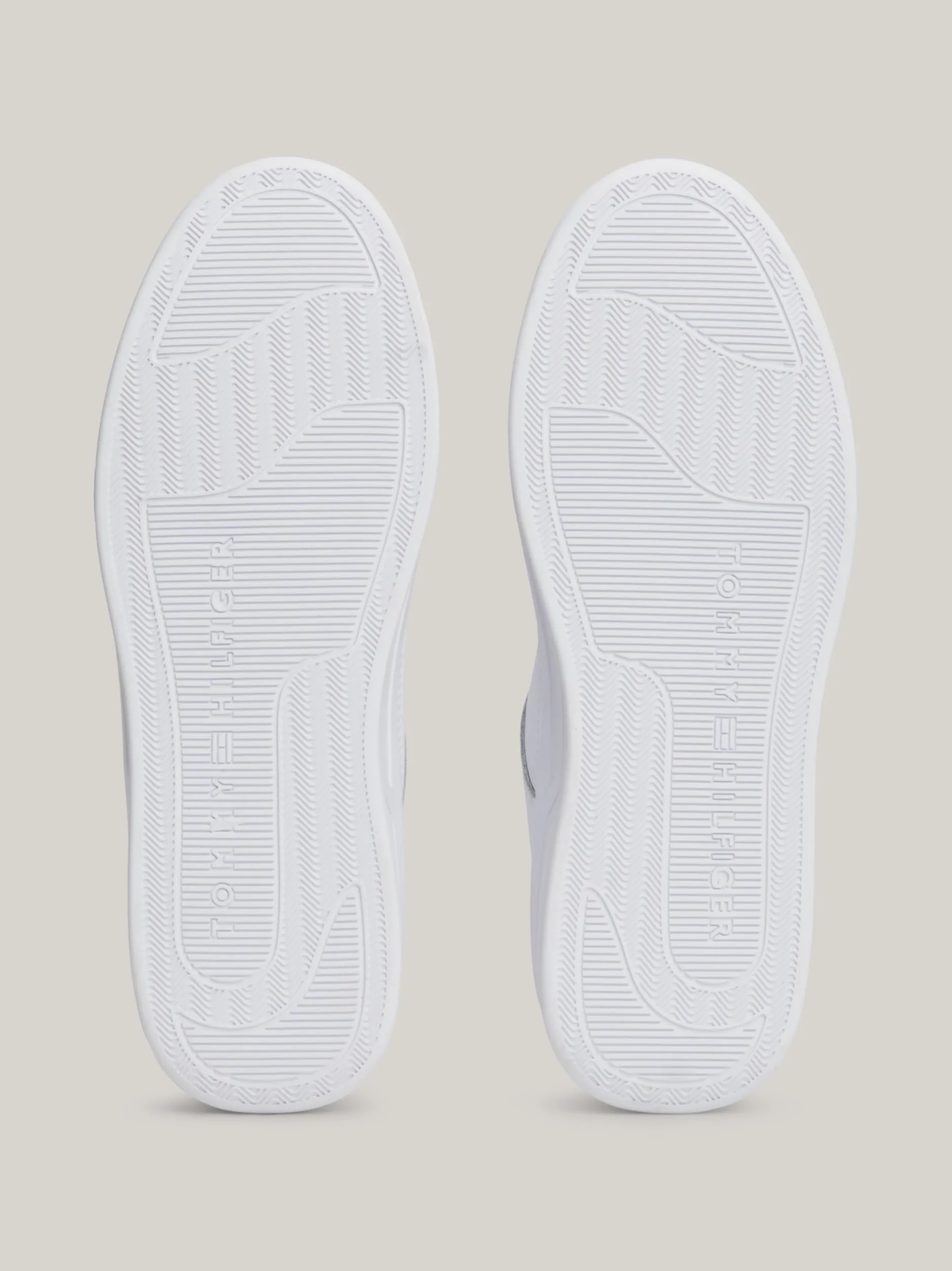 Sneakersy*Tommy Hilfiger Buty Sportowe Z Emaliowaną Flagą WHITE