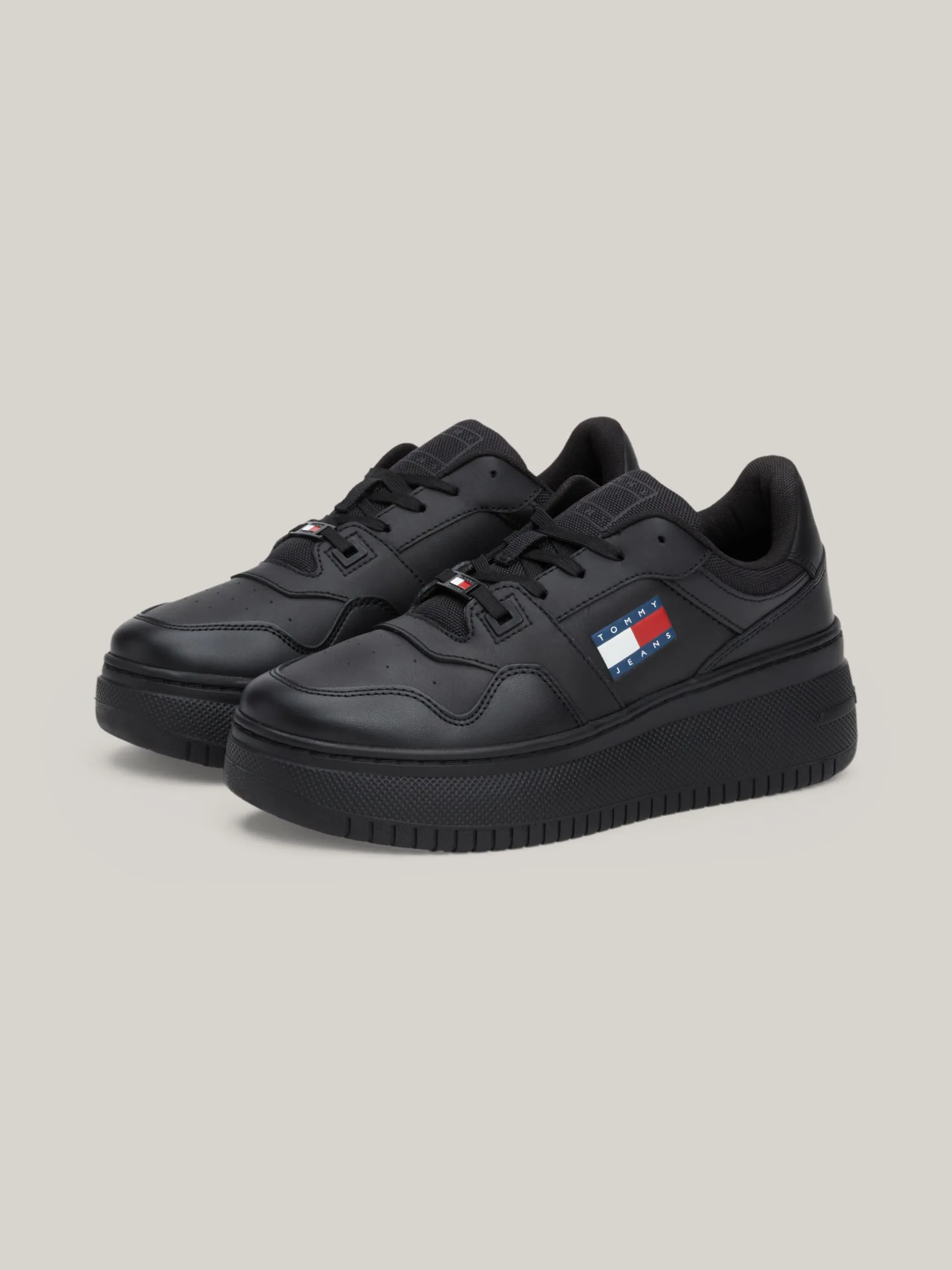 Sneakersy*Tommy Hilfiger Buty Sportowe Z Kolekcji Essential TRIPLE BLACK