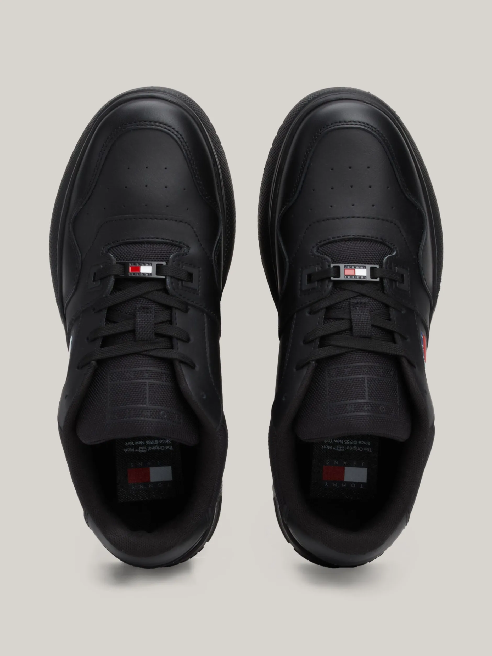 Sneakersy*Tommy Hilfiger Buty Sportowe Z Kolekcji Essential TRIPLE BLACK