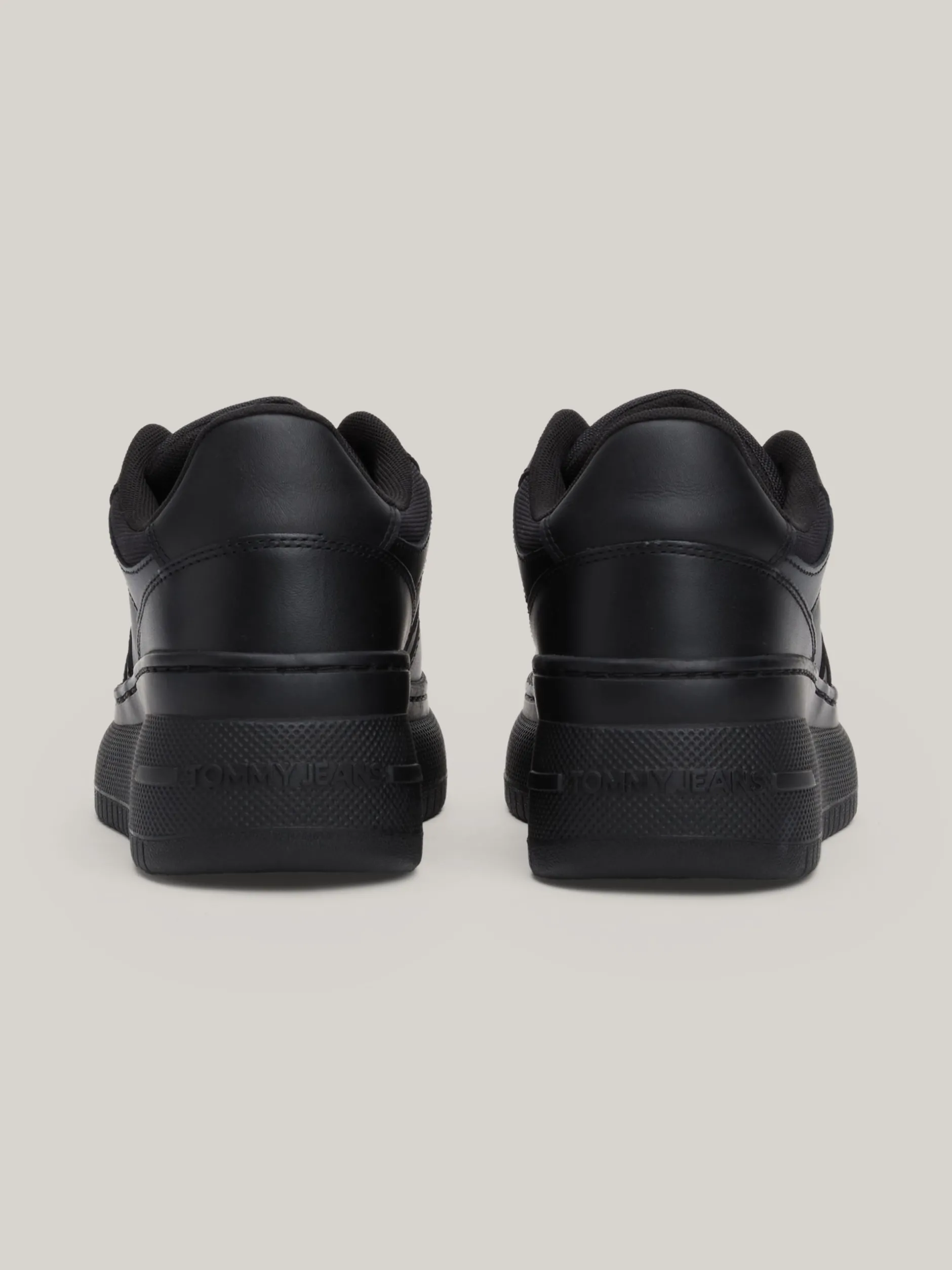 Sneakersy*Tommy Hilfiger Buty Sportowe Z Kolekcji Essential TRIPLE BLACK