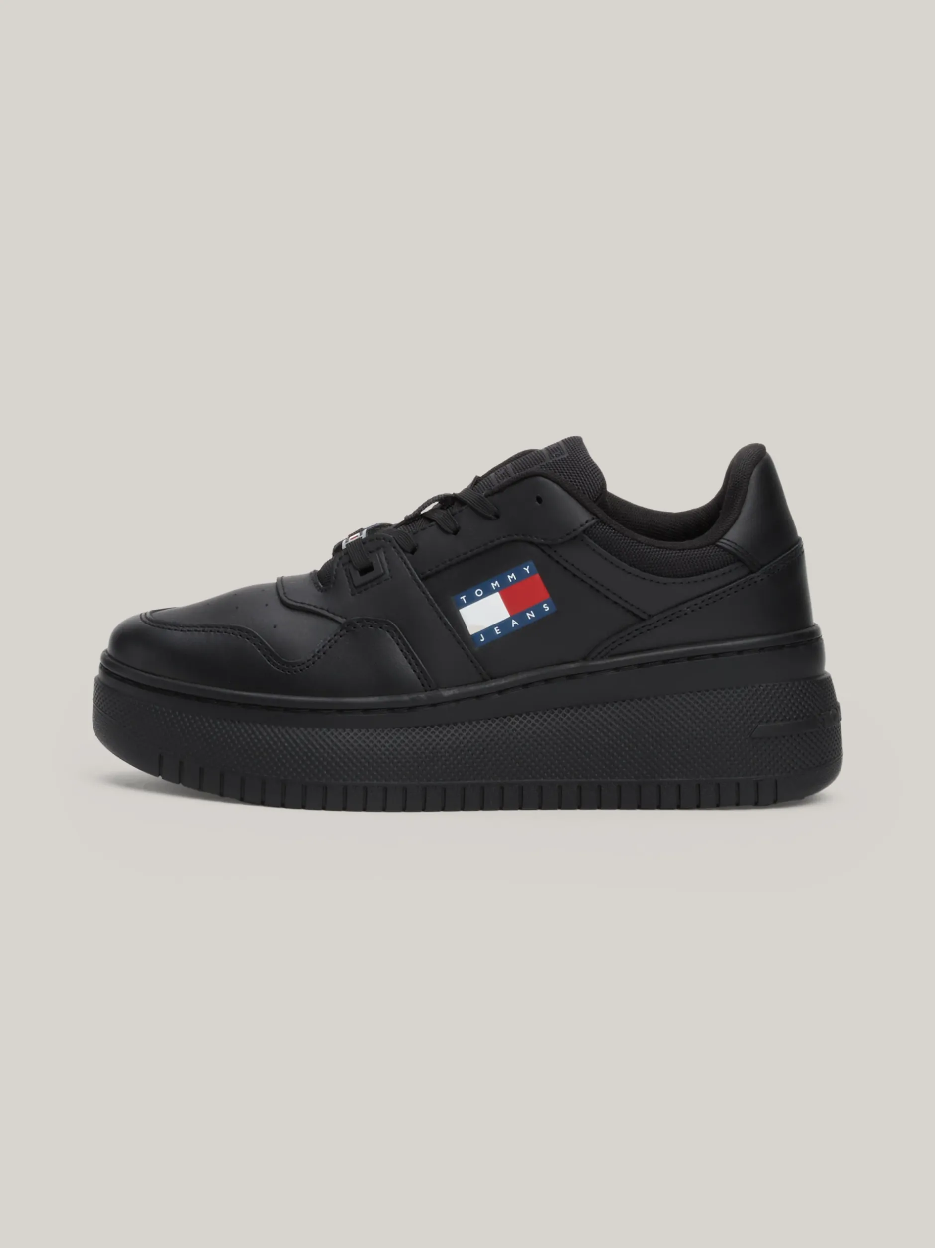 Sneakersy*Tommy Hilfiger Buty Sportowe Z Kolekcji Essential TRIPLE BLACK