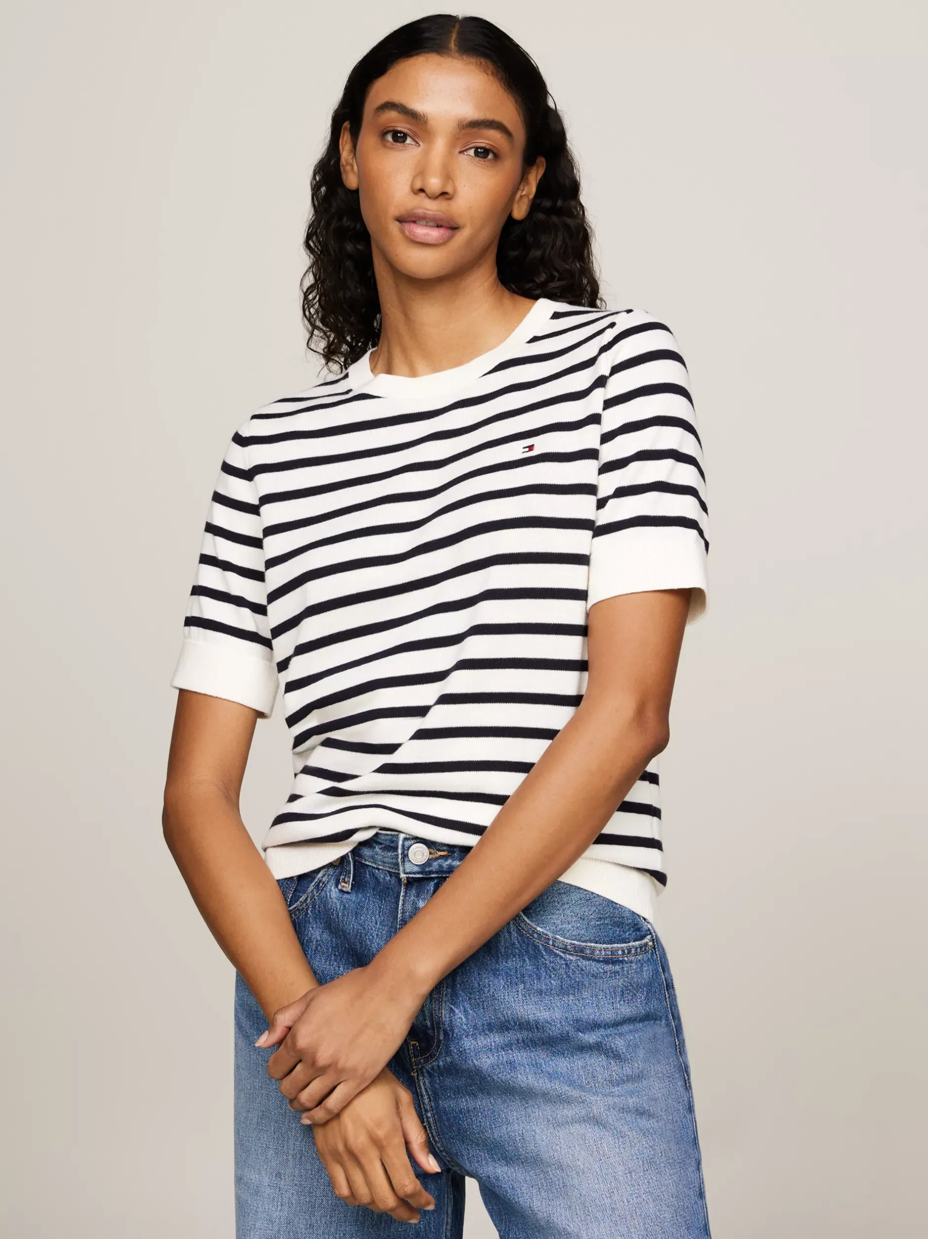 Swetry Z Okrągłym Dekoltem|Swetry*Tommy Hilfiger Dżersejowy Sweter Z Krótkim Rękawem I Flagą IVORY PETAL/ DESERT SKY STP