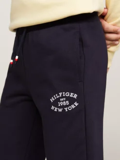 Spodnie I Szorty*Tommy Hilfiger Joggersy Z Flokowanym Logo Hilfiger DESERT SKY
