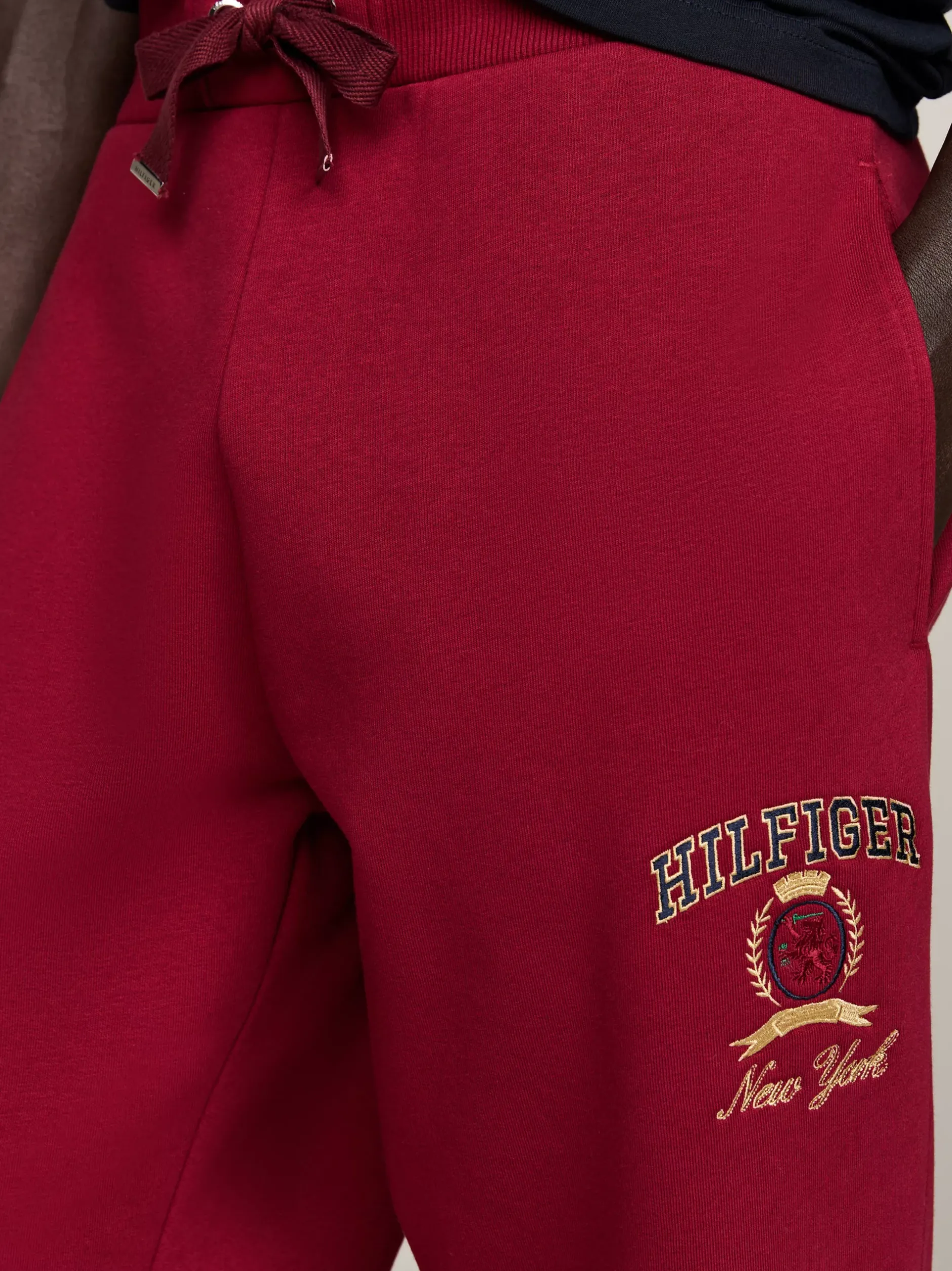 Spodnie*Tommy Hilfiger Joggery Z Haftowanym Emblematem ROUGE