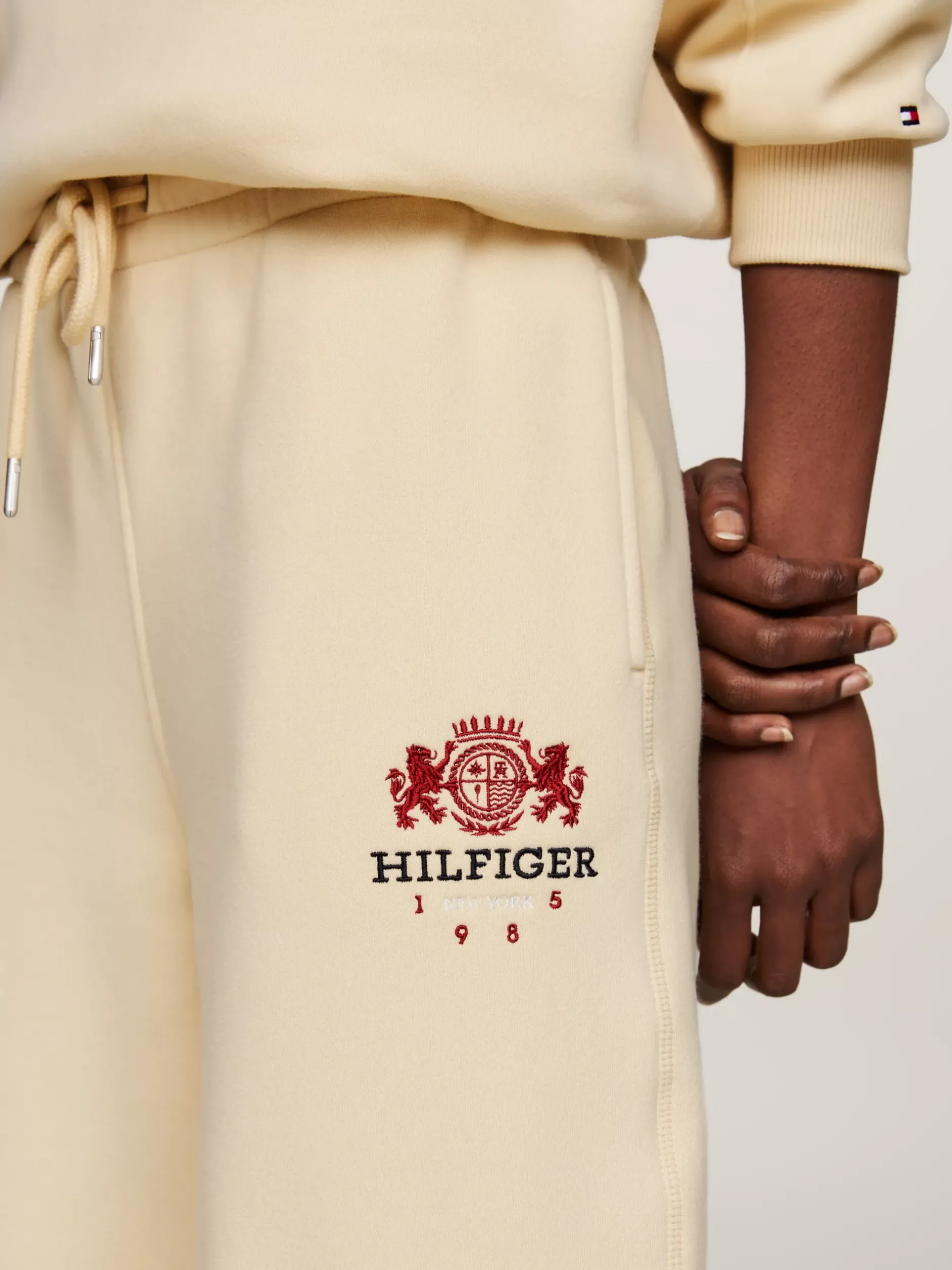 Spodnie*Tommy Hilfiger Joggery Z Mankietami U Dołu I Wyszywanym Logo COUNTRY IVORY