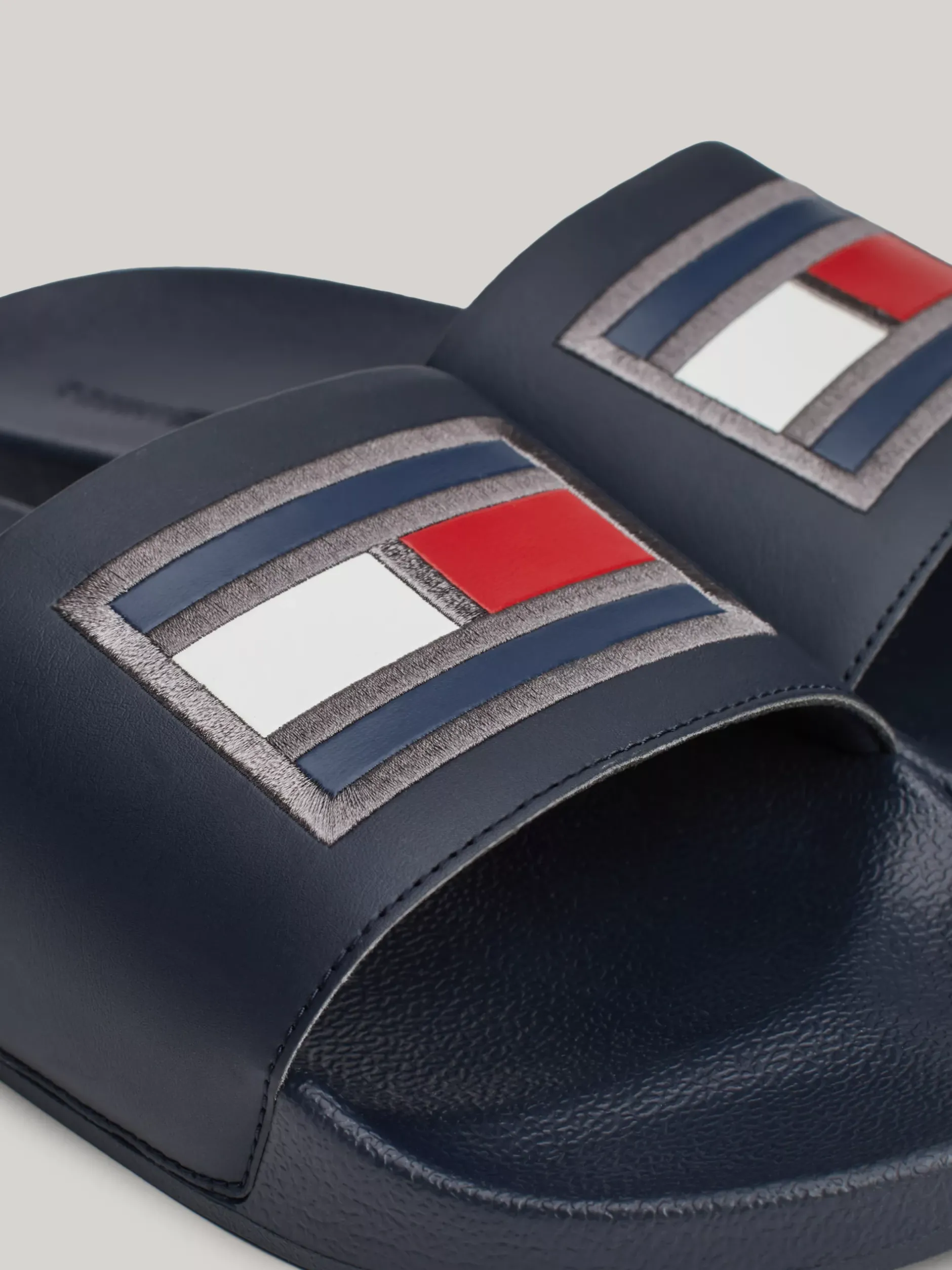 Sandały I Japonki*Tommy Hilfiger Klapki Z Ozdobną Aplikacją DESERT SKY