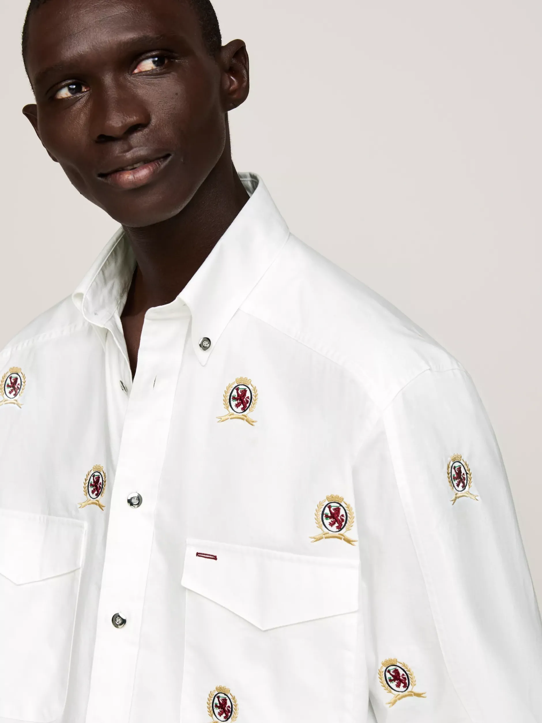 Koszule*Tommy Hilfiger Koszula O Kroju Pudełkowym Z Motywem Emblematu ECRU