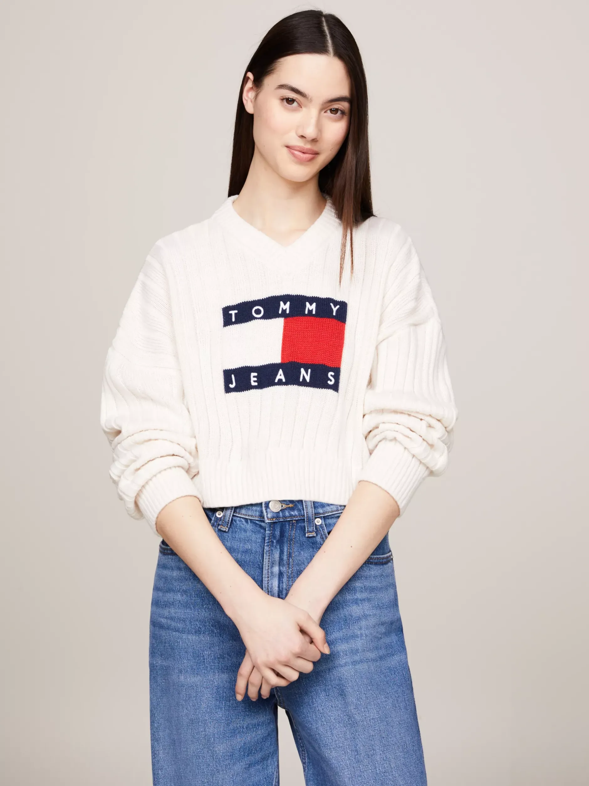 Swetry|Dzianina*Tommy Hilfiger Krótki Sweter Z Dekoltem W Szpic I Flagą Tommy ANCIENT WHITE