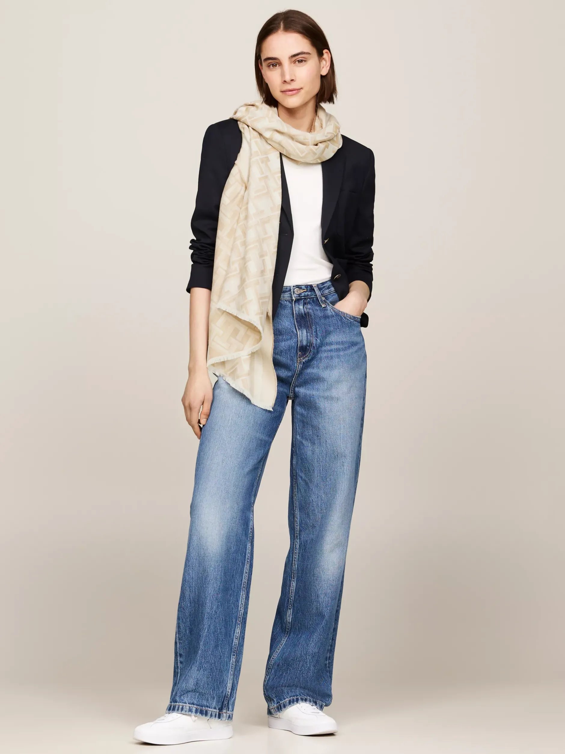 Szaliki|Szaliki*Tommy Hilfiger Lekki żakardowy Szal Z Monogramem TH CLASSIC BEIGE