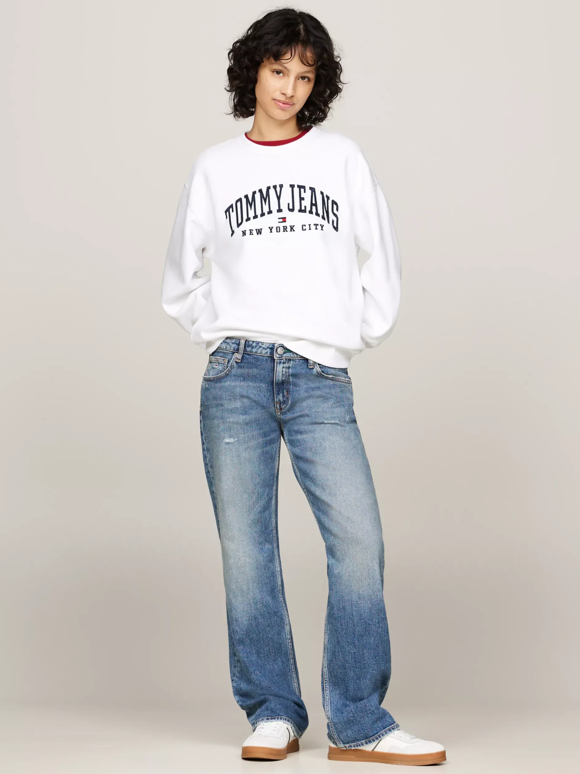 Bluzy Dresowe & Z Kapturem*Tommy Hilfiger Luźna Bluza Z Okrągłym Dekoltem W Stylu Varsity WHITE
