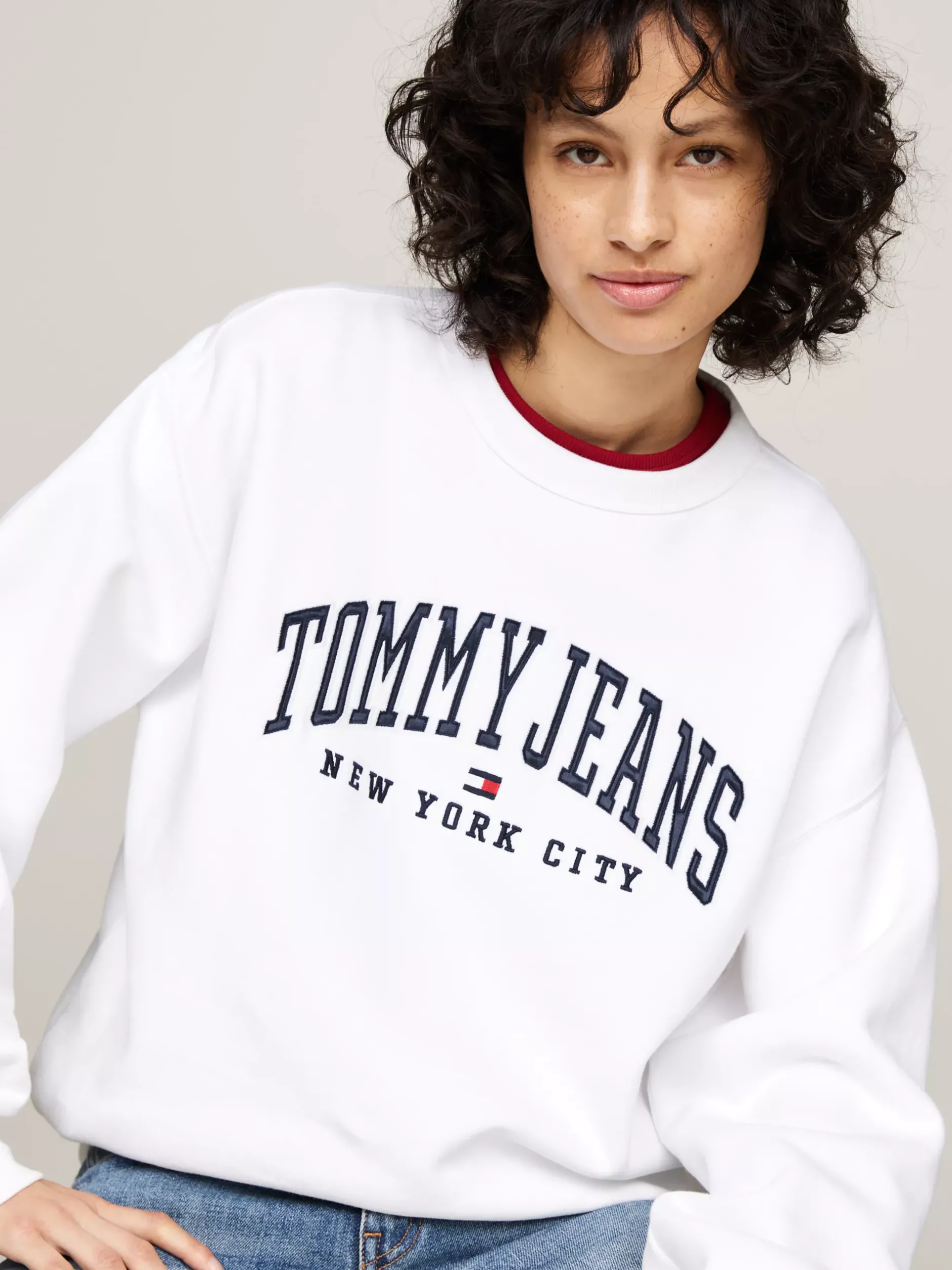 Bluzy Dresowe & Z Kapturem*Tommy Hilfiger Luźna Bluza Z Okrągłym Dekoltem W Stylu Varsity WHITE