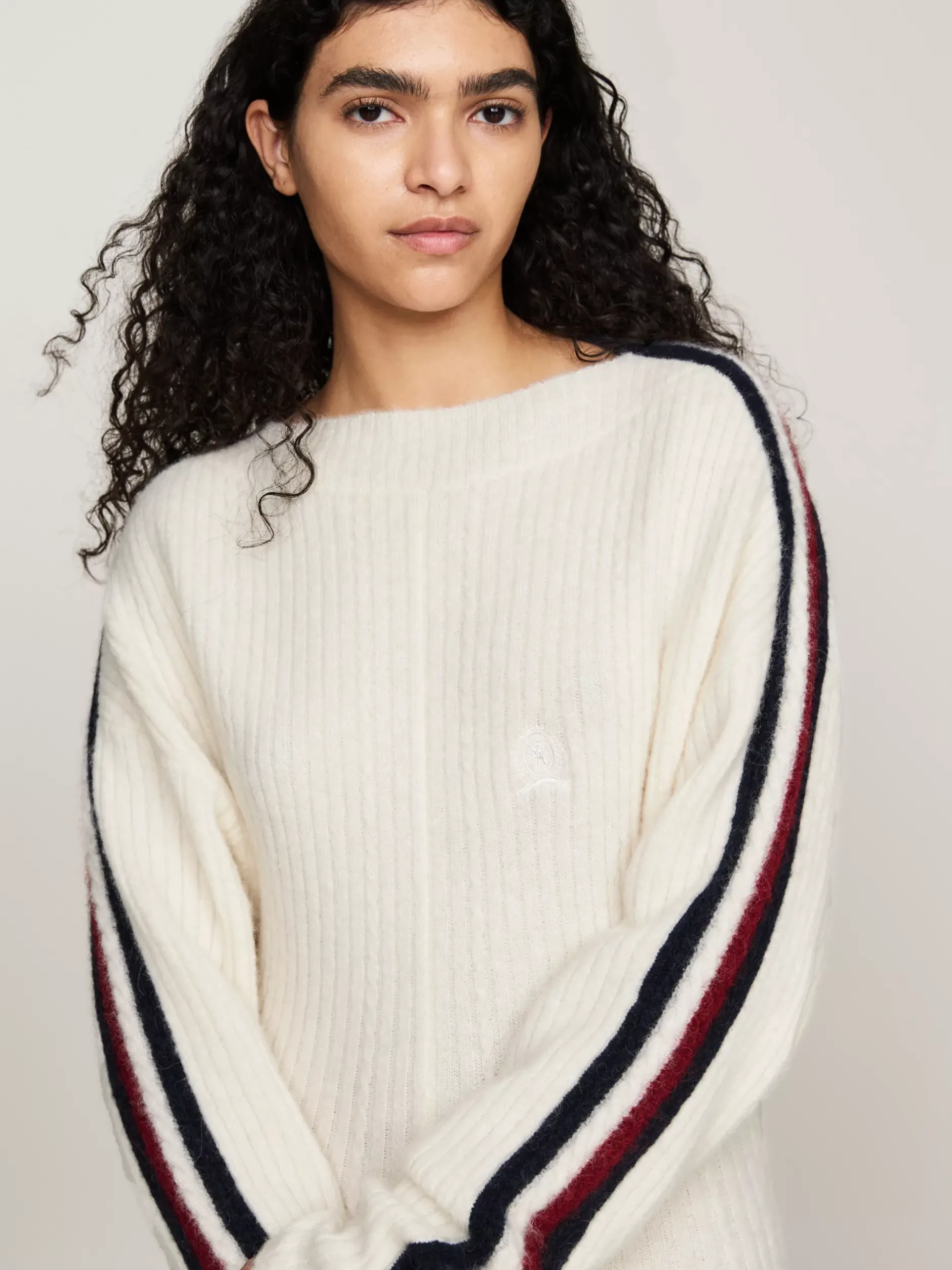 Sukienki*Tommy Hilfiger Luźna Dzianinowa Sukienka Midi Z Emblematem IVORY