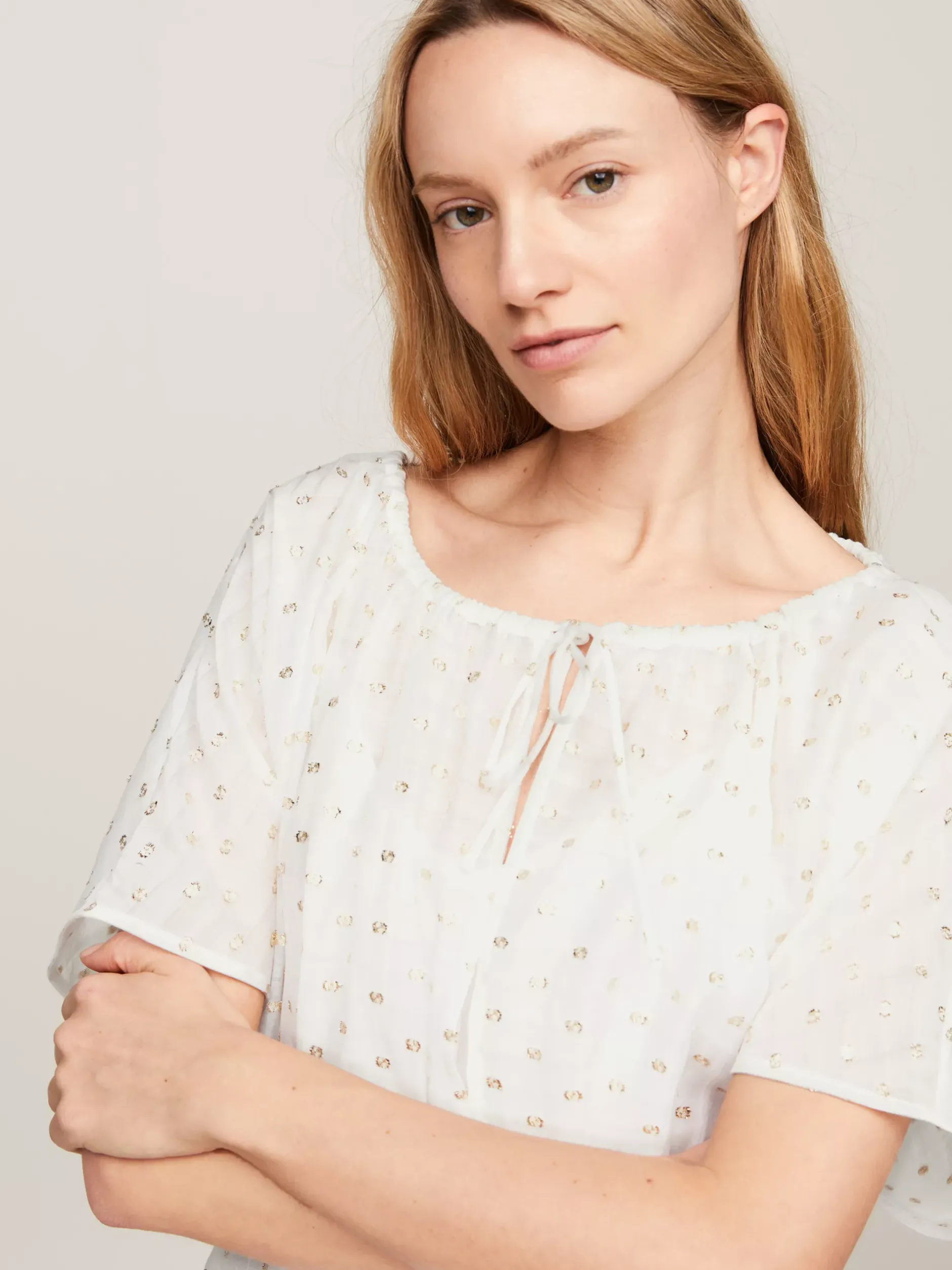 Sukienki*Tommy Hilfiger Luźna Wiązana Sukienka Midi Z Metalicznym Haftem FIL COUPE WHITE/ GOLD