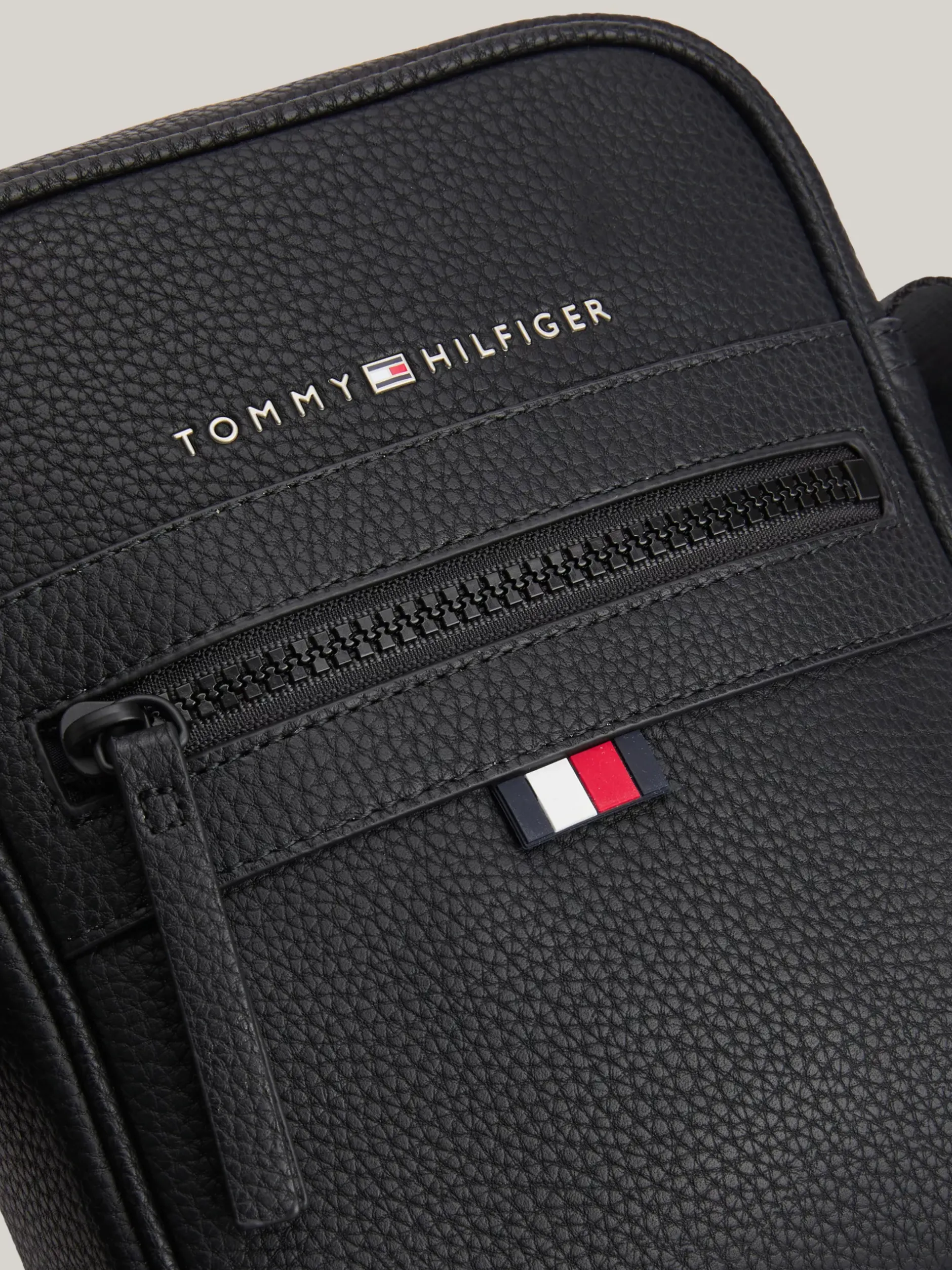 Torebki Na Pasku*Tommy Hilfiger Mała Torba Reporterka Z Kolekcji Essential BLACK