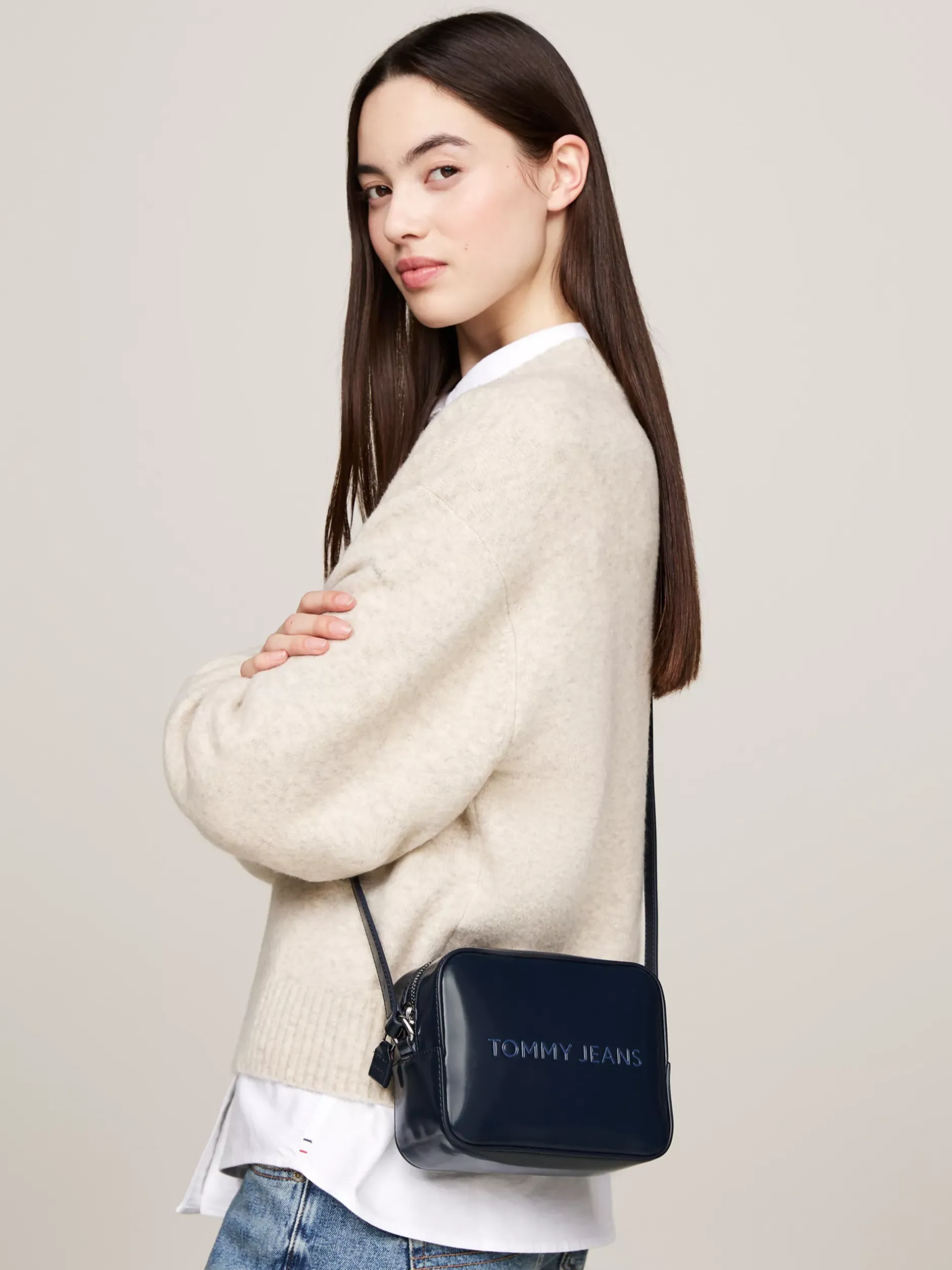Torebki Na Pasku*Tommy Hilfiger Mała Torebka Z Logo Essential DARK NIGHT NAVY
