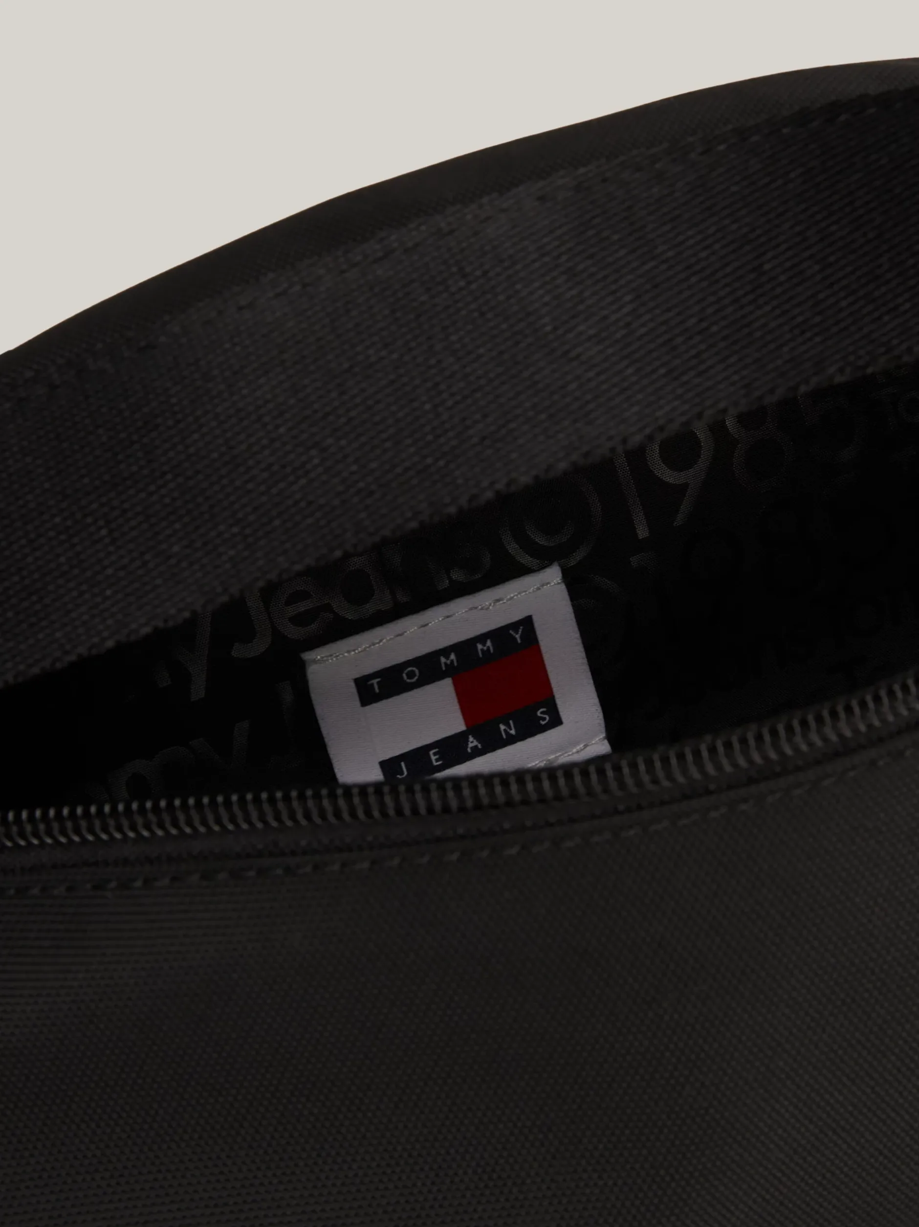 Torebki Na Pasku*Tommy Hilfiger Nerka Essential Z Motywem Powtórzonego Logo BLACK