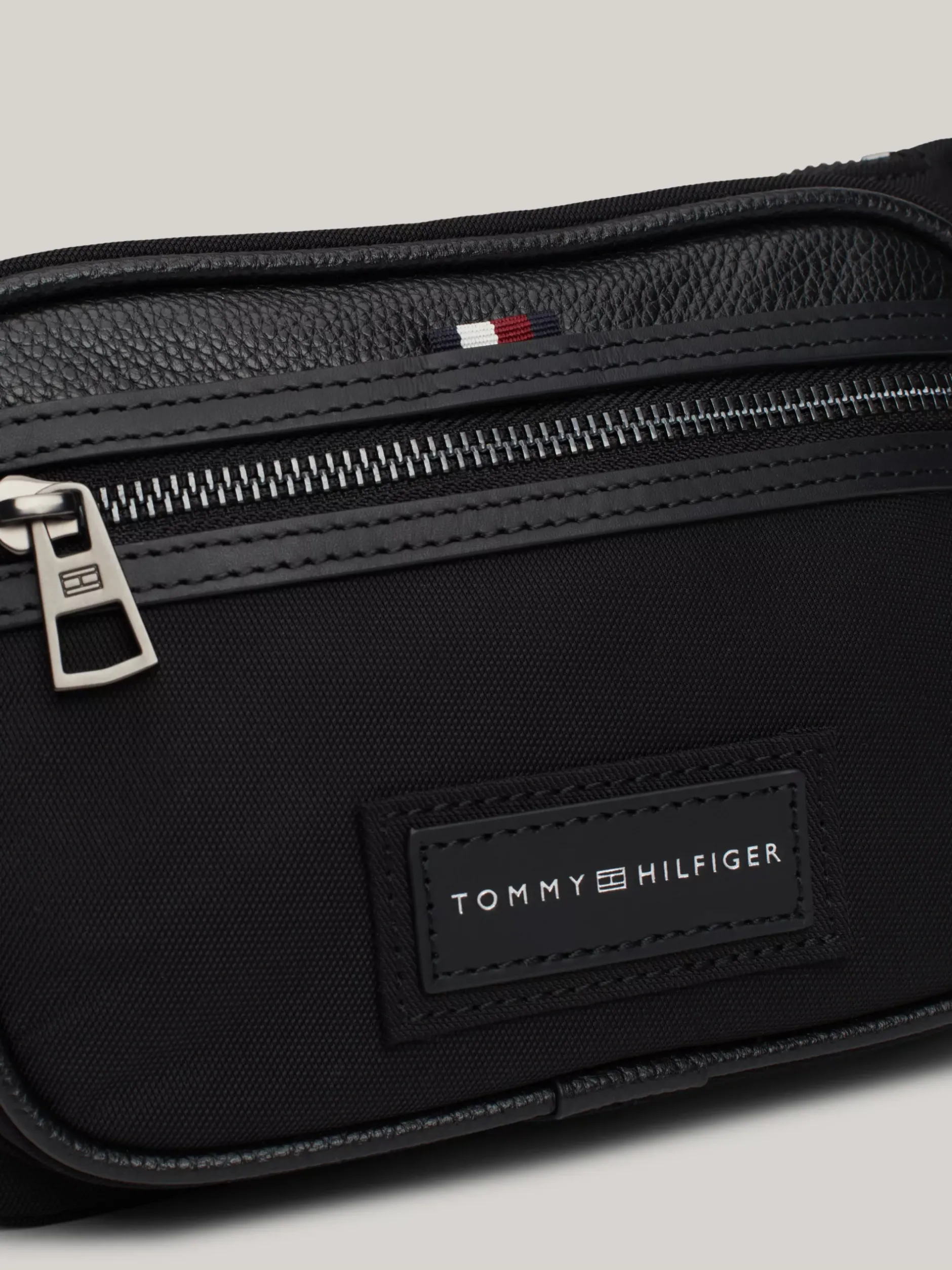 Torebki Na Pasku*Tommy Hilfiger Nerka Z Kolekcji Casual Z Naszywką Z Logo BLACK