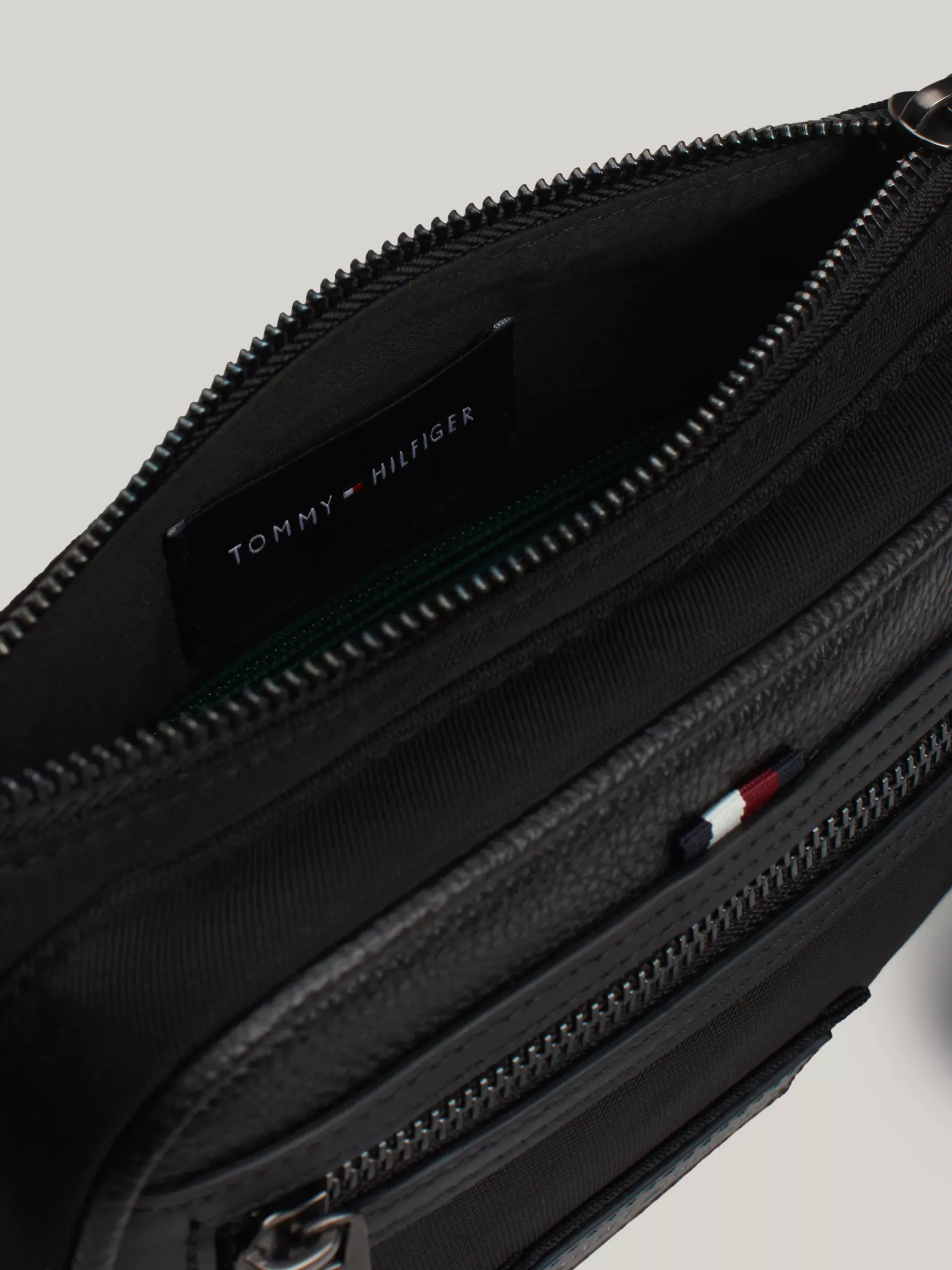 Torebki Na Pasku*Tommy Hilfiger Nerka Z Kolekcji Casual Z Naszywką Z Logo BLACK