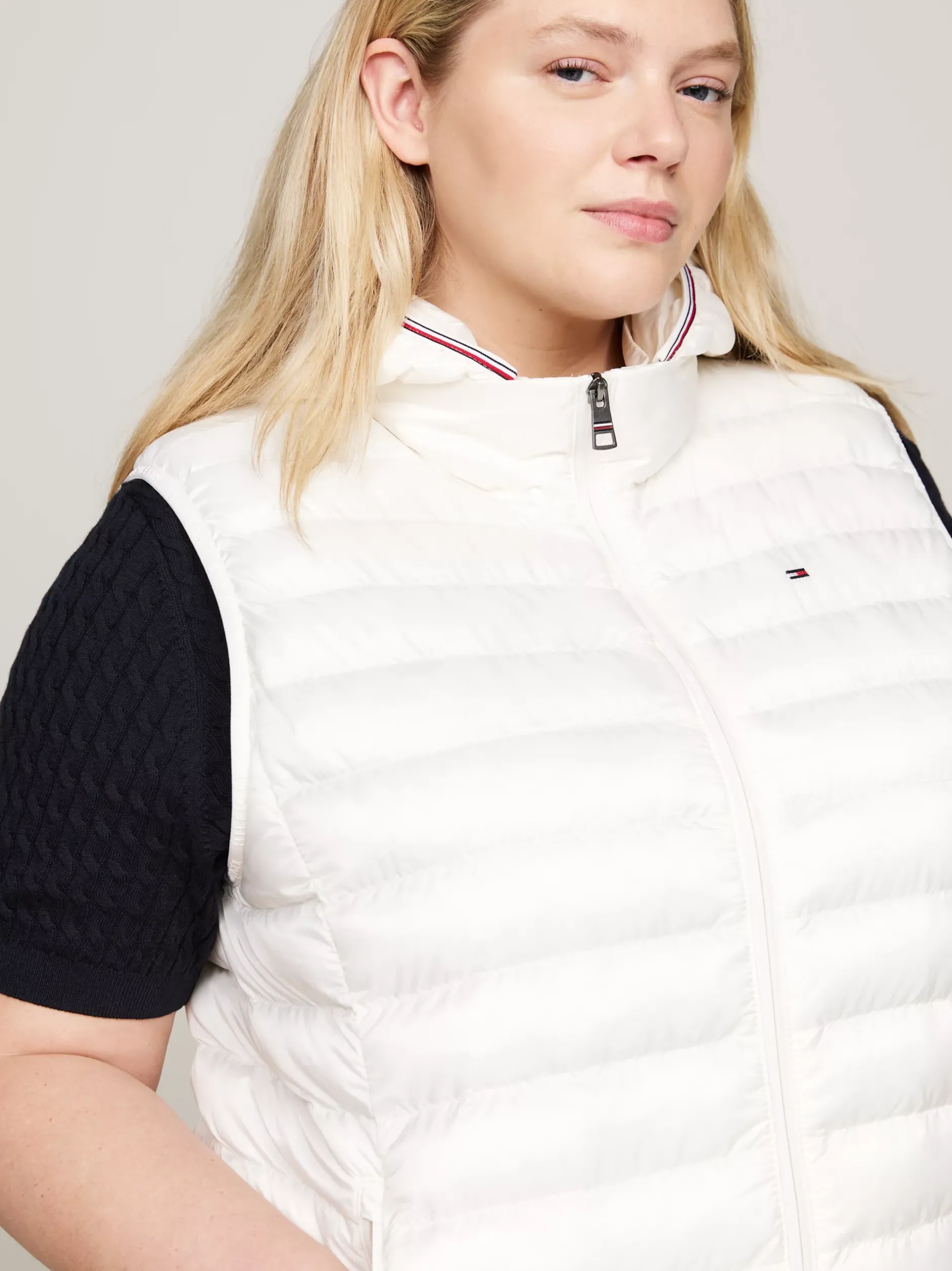 Kurtki & Płaszcze*Tommy Hilfiger Ocieplana Kamizelka Curve Signature ANCIENT WHITE
