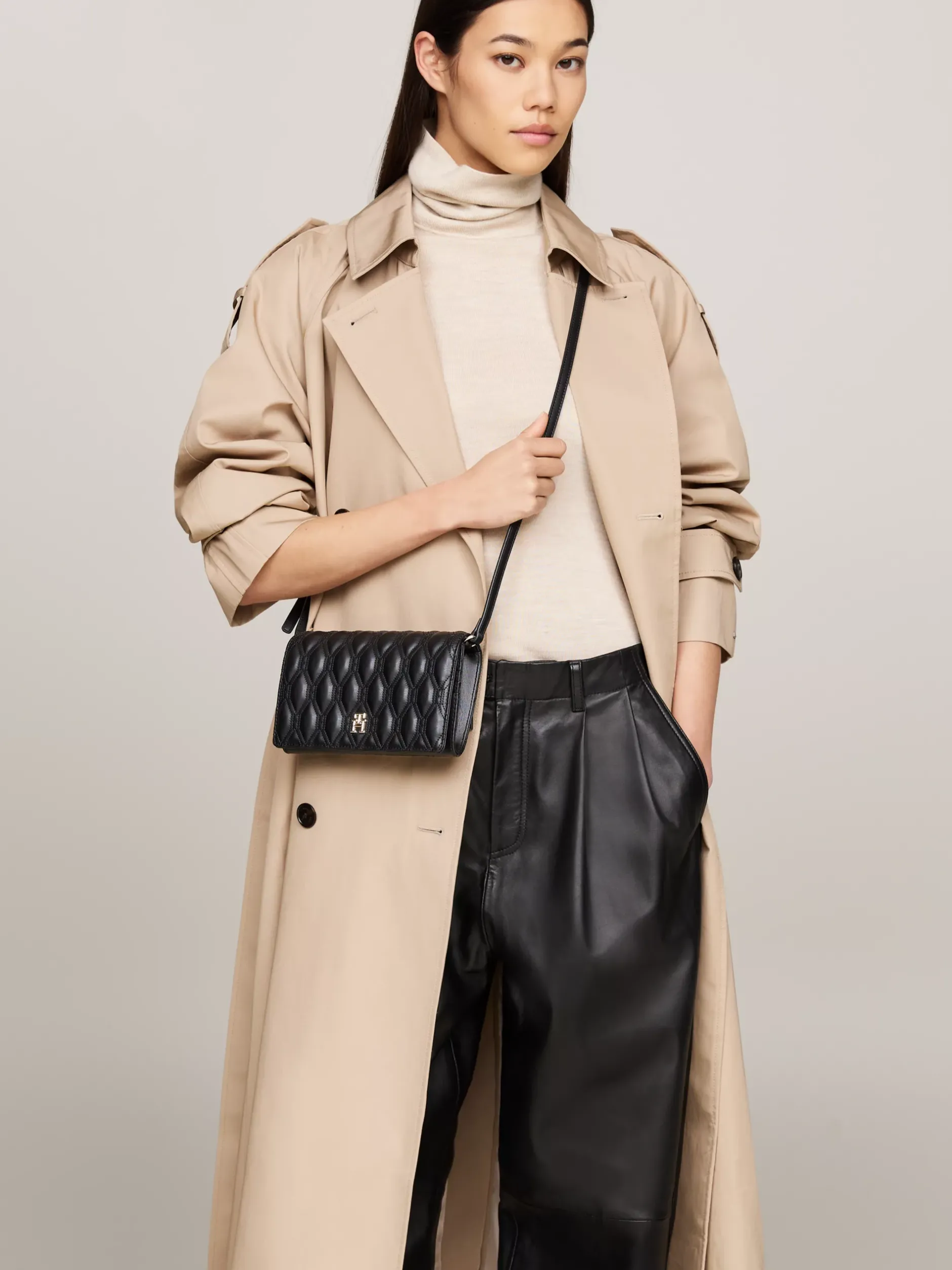 Torebki Na Pasku*Tommy Hilfiger Pikowana Torebka Na Ramię Z Monogramem TH BLACK