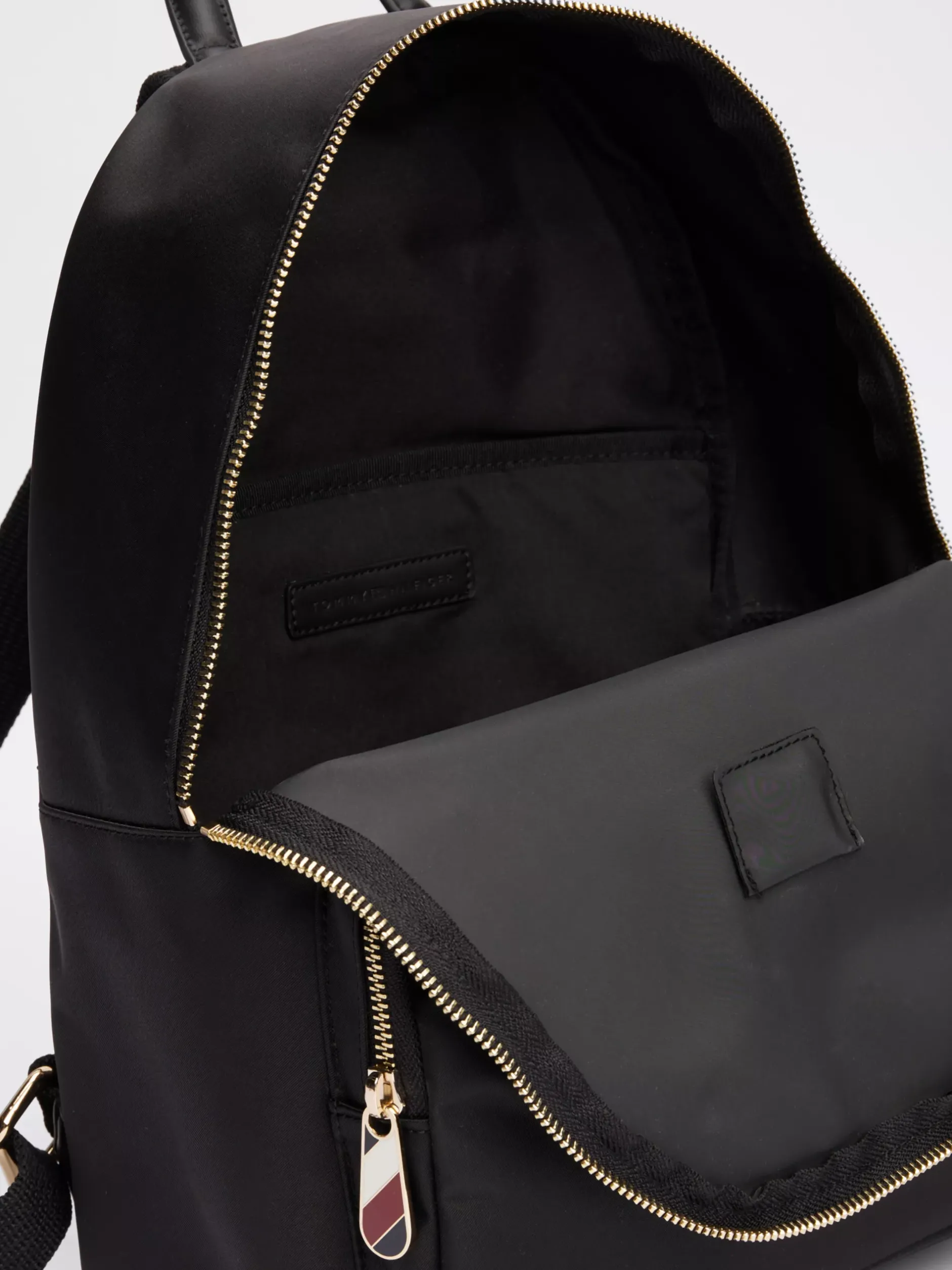 Plecaki*Tommy Hilfiger Plecak TH Emblem Z Plakietką BLACK