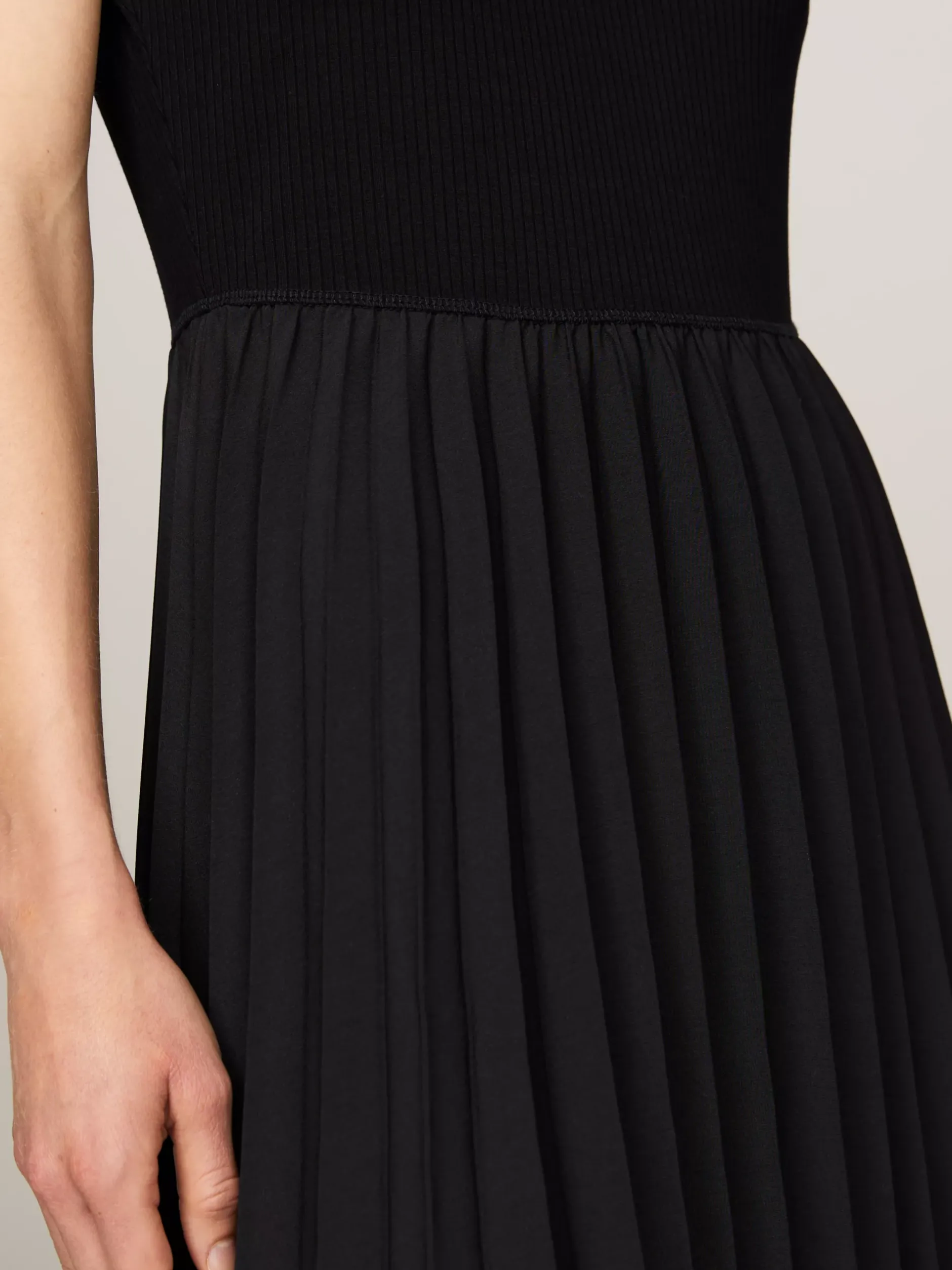 Sukienki*Tommy Hilfiger Plisowana Sukienka Midi Z Półgolfem BLACK