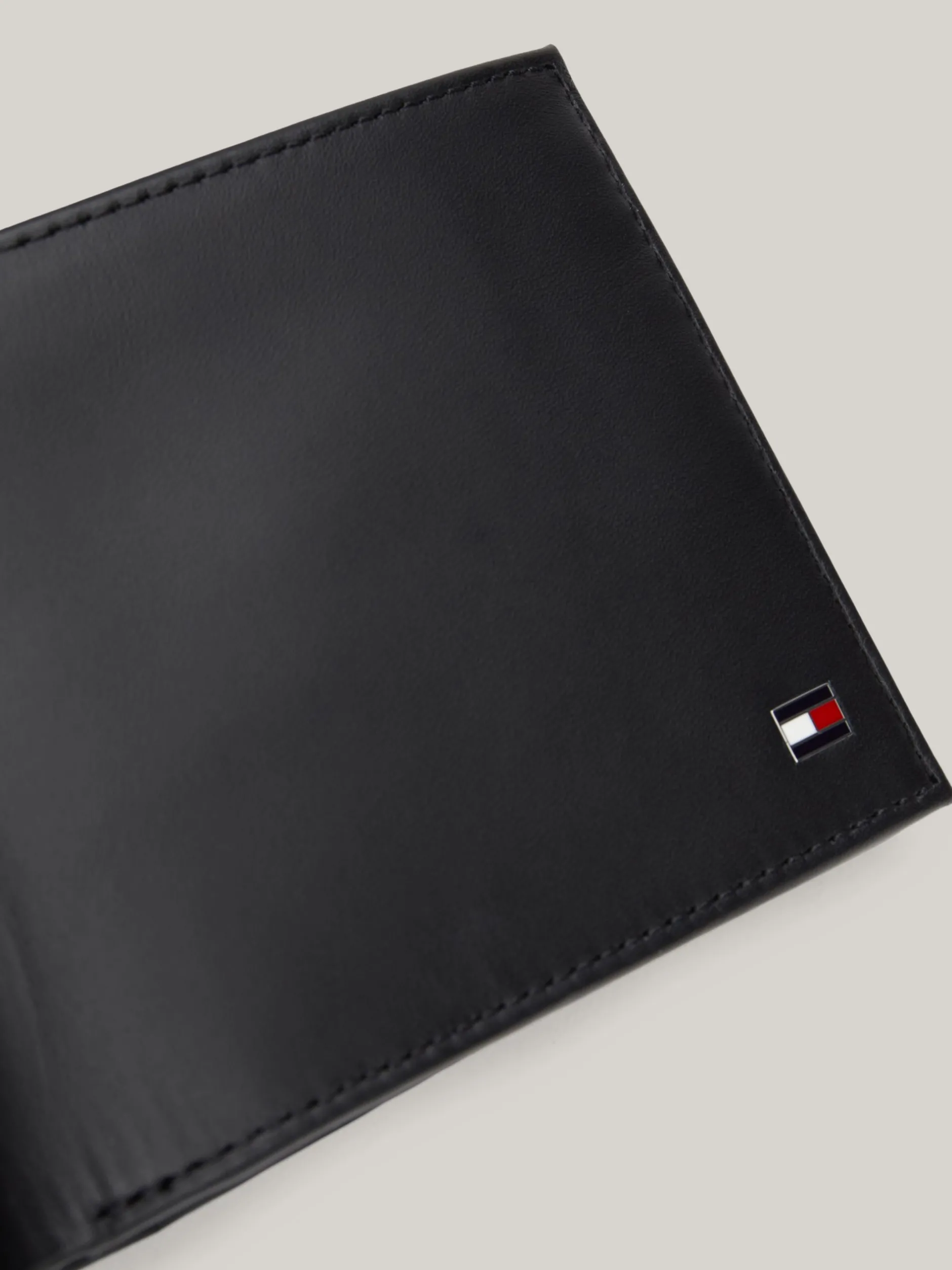 Portfele & Breloczki Do Kluczy*Tommy Hilfiger Portfel Eton Z Klapką BLACK