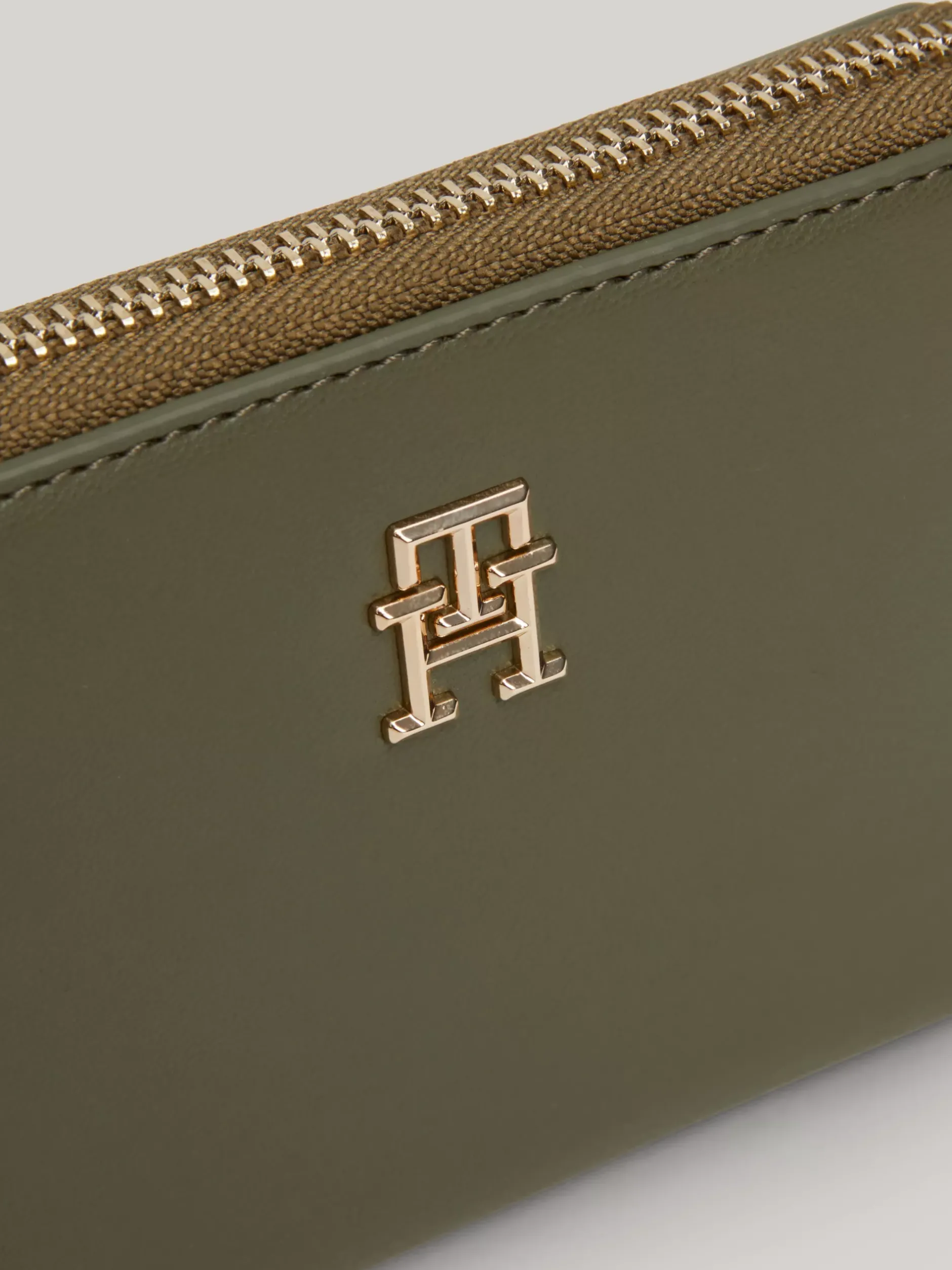 Portfele & Breloczki Do Kluczy*Tommy Hilfiger Portfel Z Monogramem TH I Zapięciem Na Zamek UTILITY OLIVE
