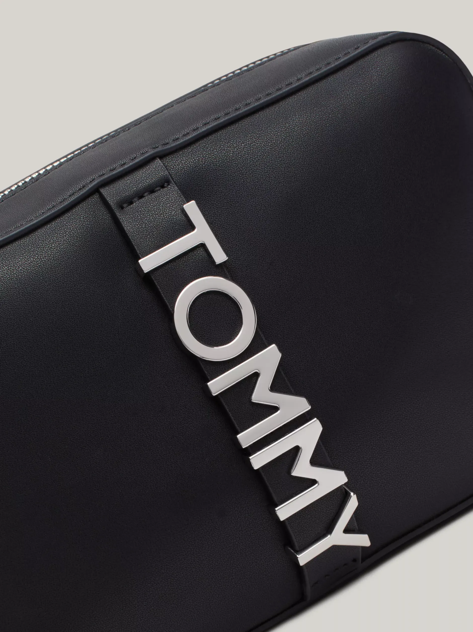Torebki Na Pasku*Tommy Hilfiger Prostokątna Torebka City Z Metalowym Logo BLACK