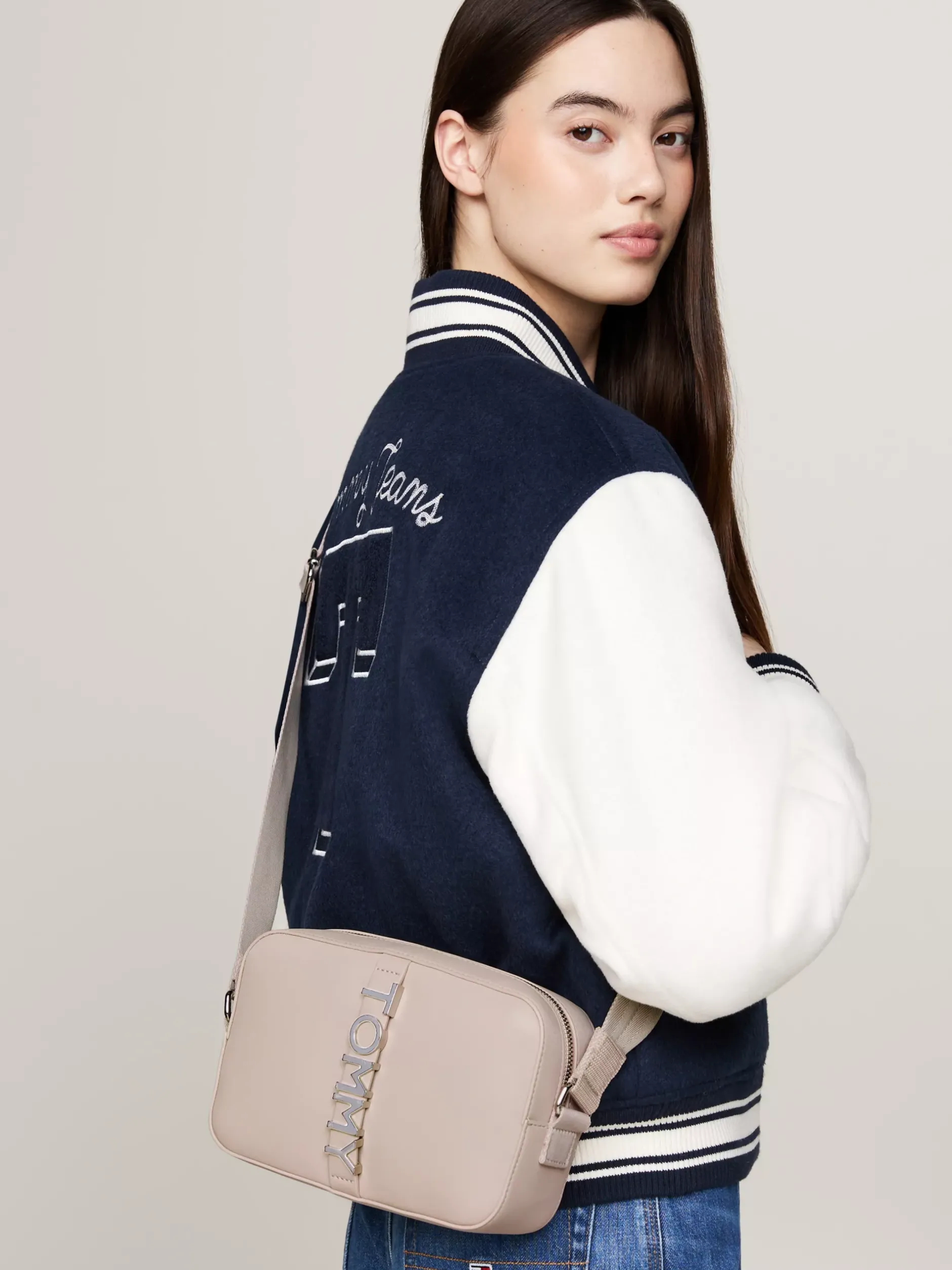 Torebki Na Pasku*Tommy Hilfiger Prostokątna Torebka City Z Metalowym Logo DRIFTY DUNES