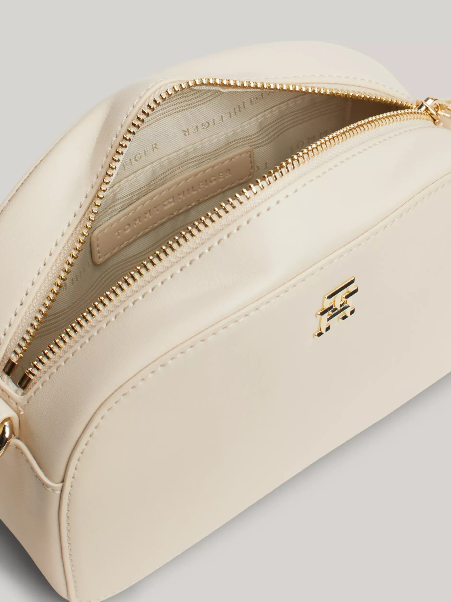 Torebki Na Pasku*Tommy Hilfiger Prostokątna Torebka Na Ramię Z Logo Na Pasku CLASSIC BEIGE