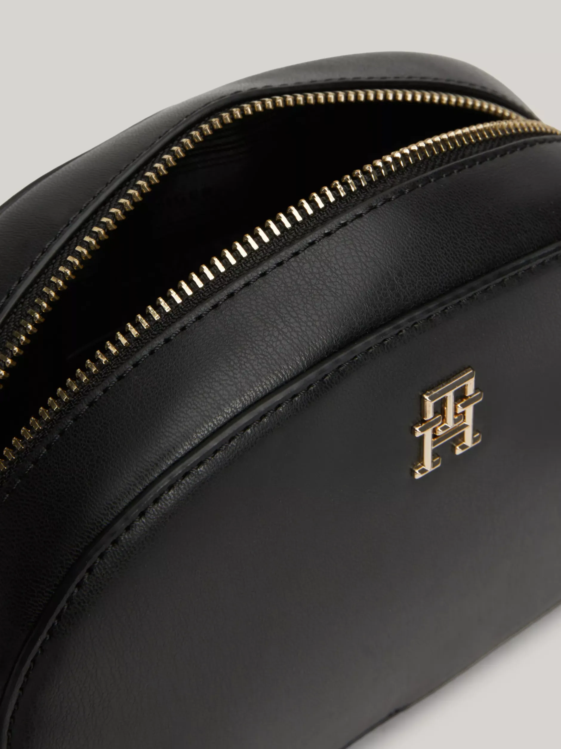 Torebki Na Pasku*Tommy Hilfiger Prostokątna Torebka Na Ramię Z Logo Na Pasku BLACK