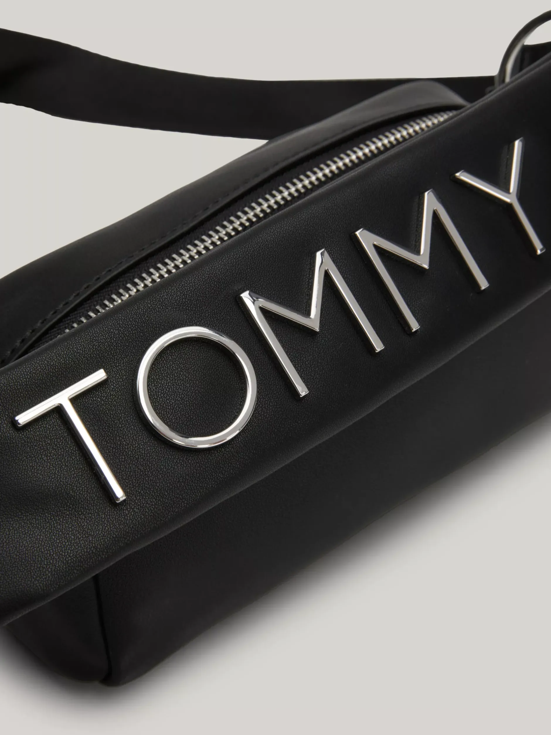 Torby Na Ramię*Tommy Hilfiger Prostokątna Torebka Z Metalowym Logo Na Pasku BLACK