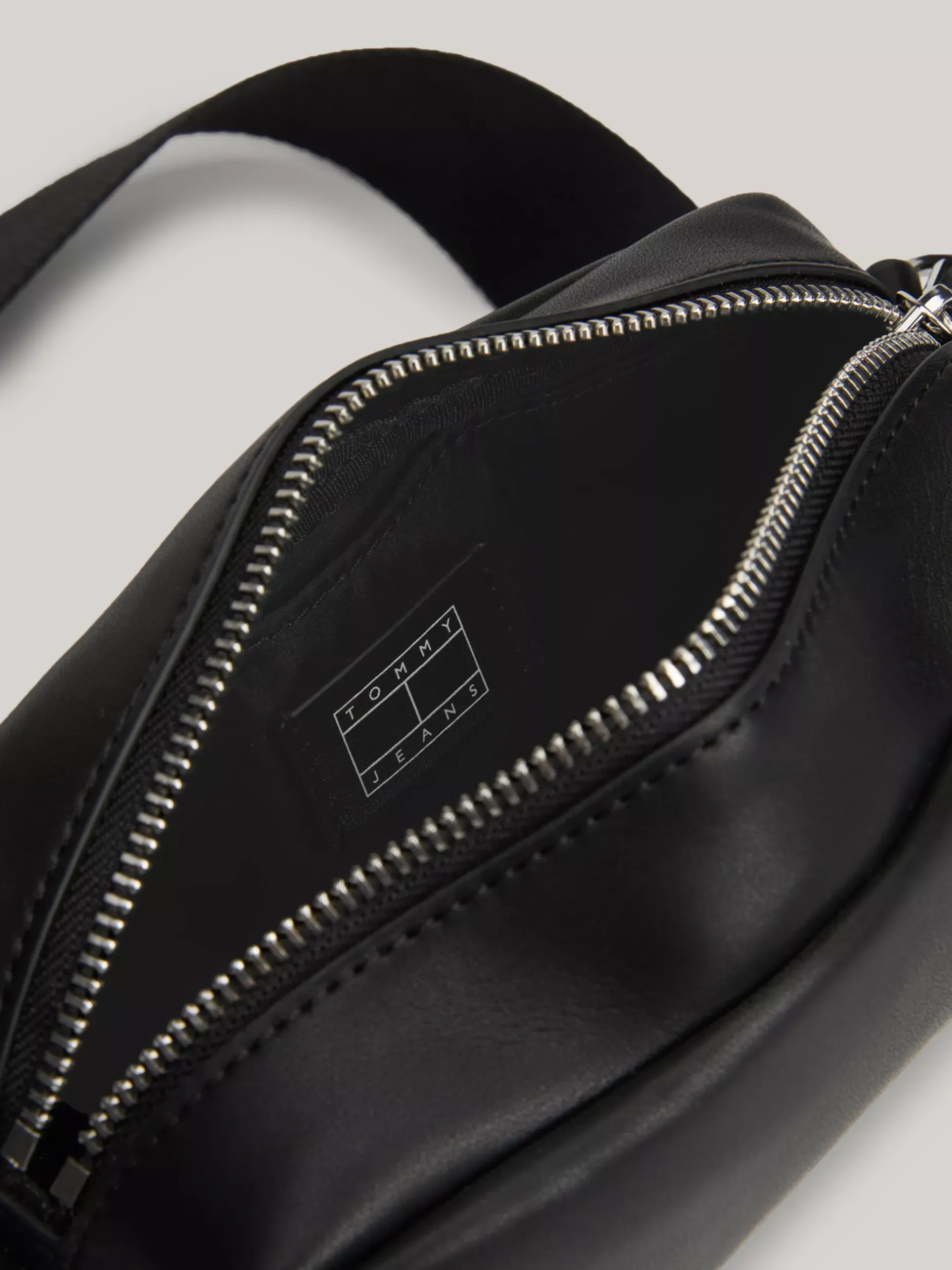Torby Na Ramię*Tommy Hilfiger Prostokątna Torebka Z Metalowym Logo Na Pasku BLACK