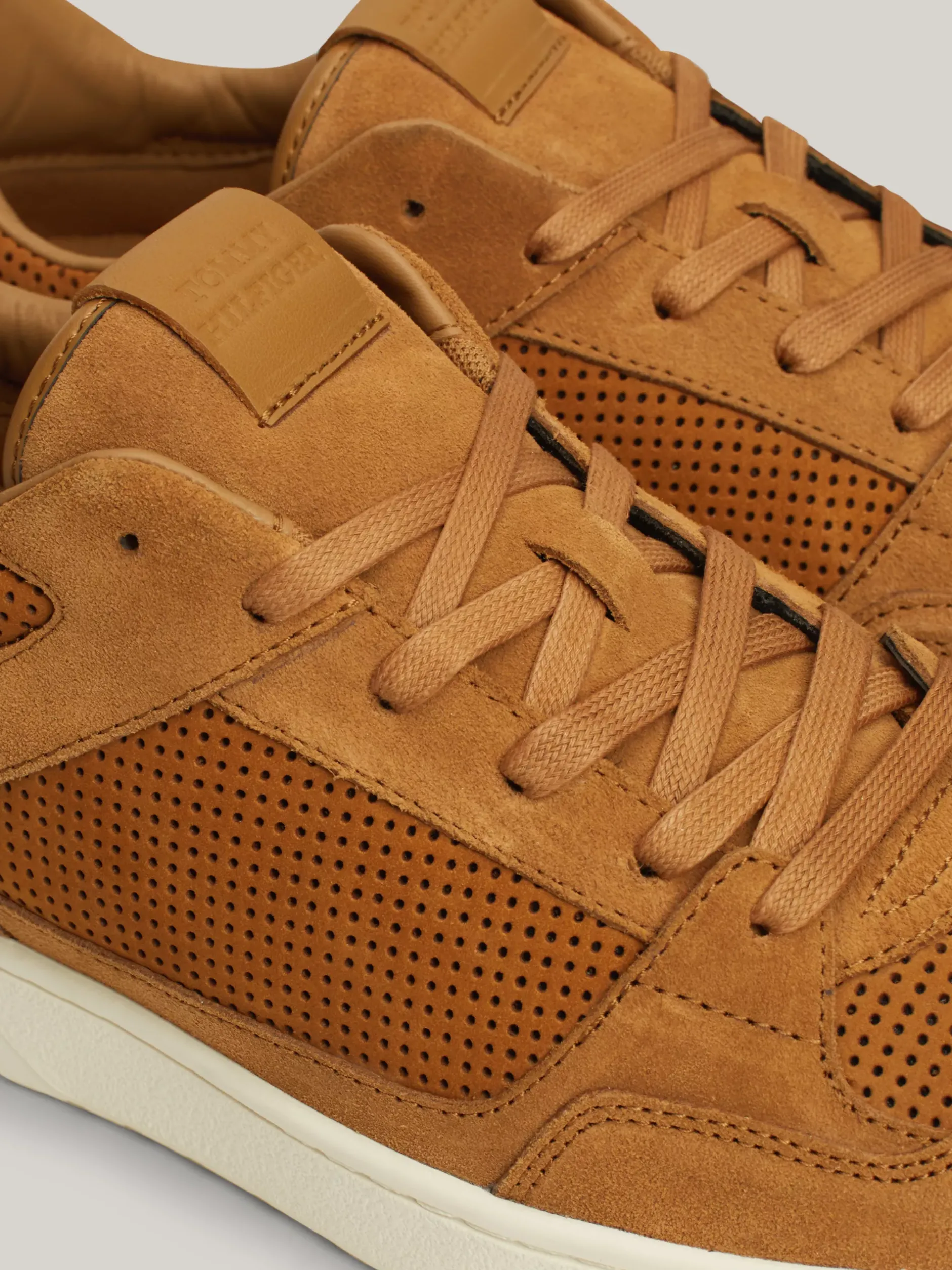 Sneakersy*Tommy Hilfiger Skórzane Buty Sportowe W Stylu Koszykarskim SAHARA