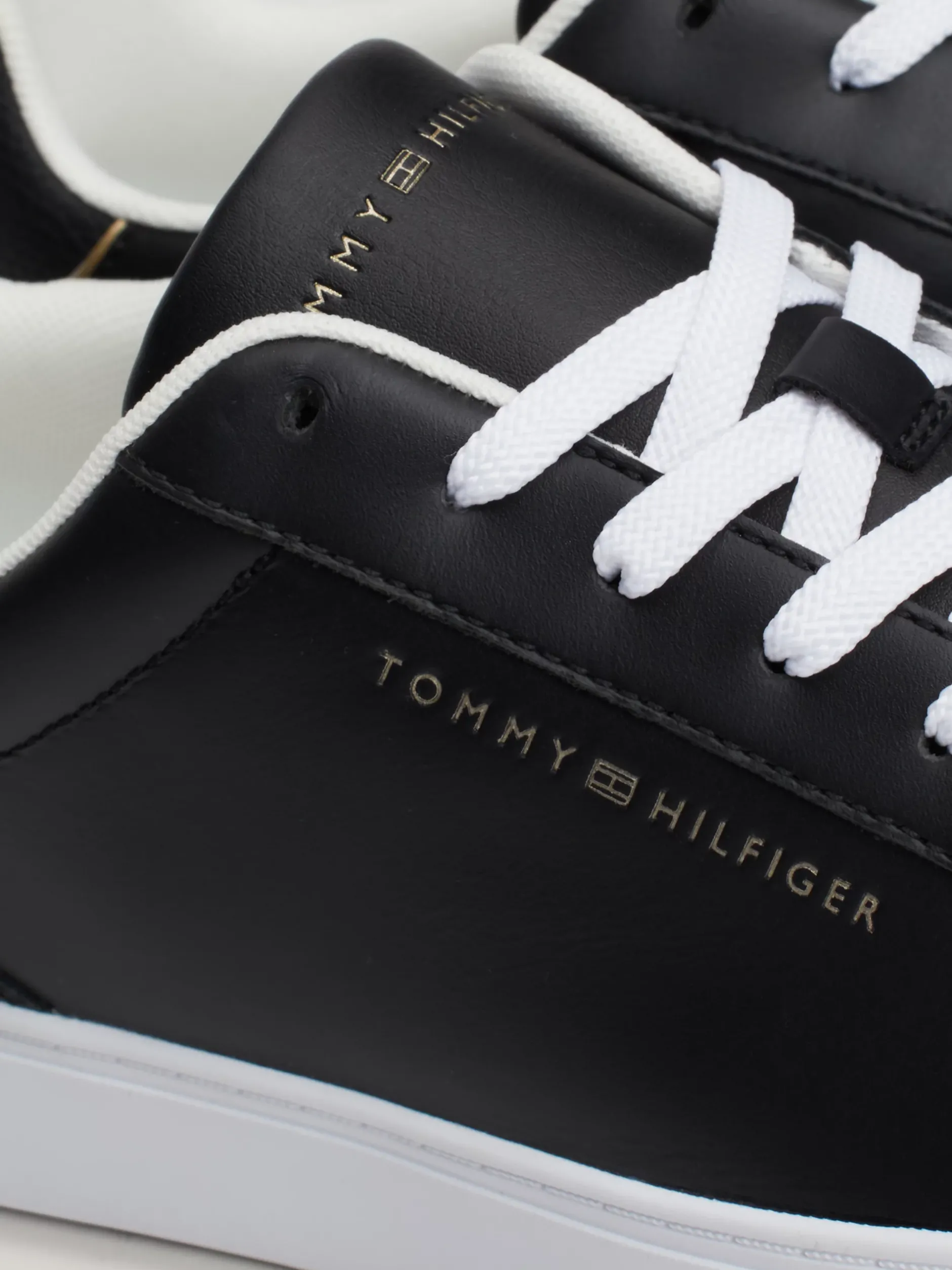 Sneakersy*Tommy Hilfiger Skórzane Buty Sportowe Z Metalicznym Logo BLACK