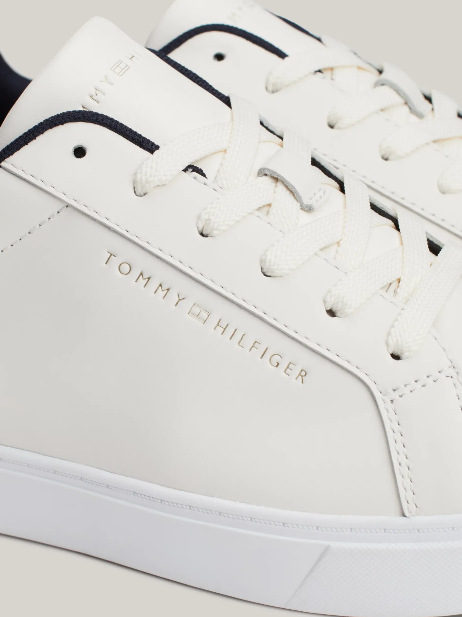 Sneakersy*Tommy Hilfiger Skórzane Buty Sportowe Z Metalicznym Logo ANCIENT WHITE