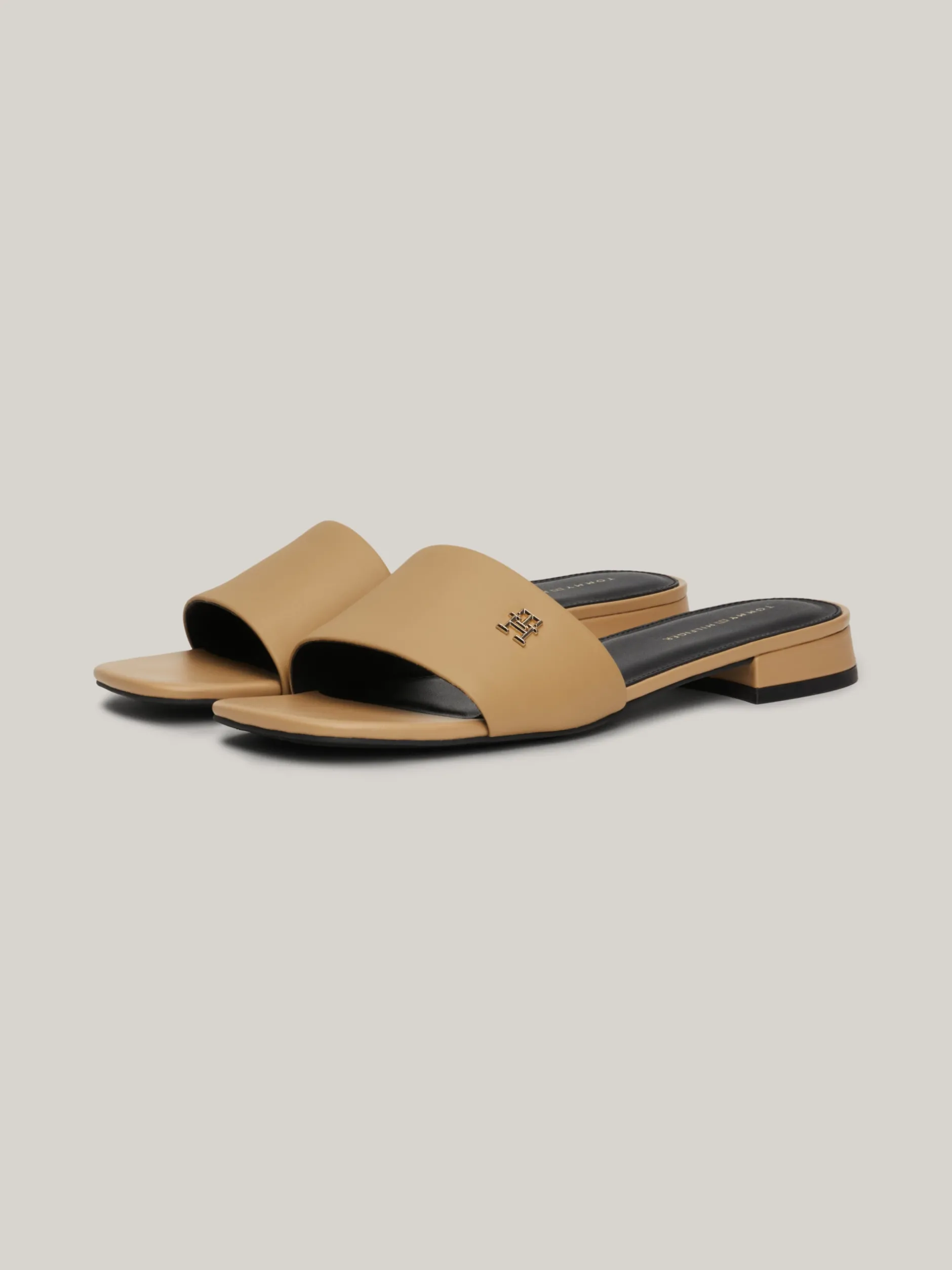 Sandały*Tommy Hilfiger Skórzane Mule Z Plakietką Z Monogramem TH CLASSIC KHAKI