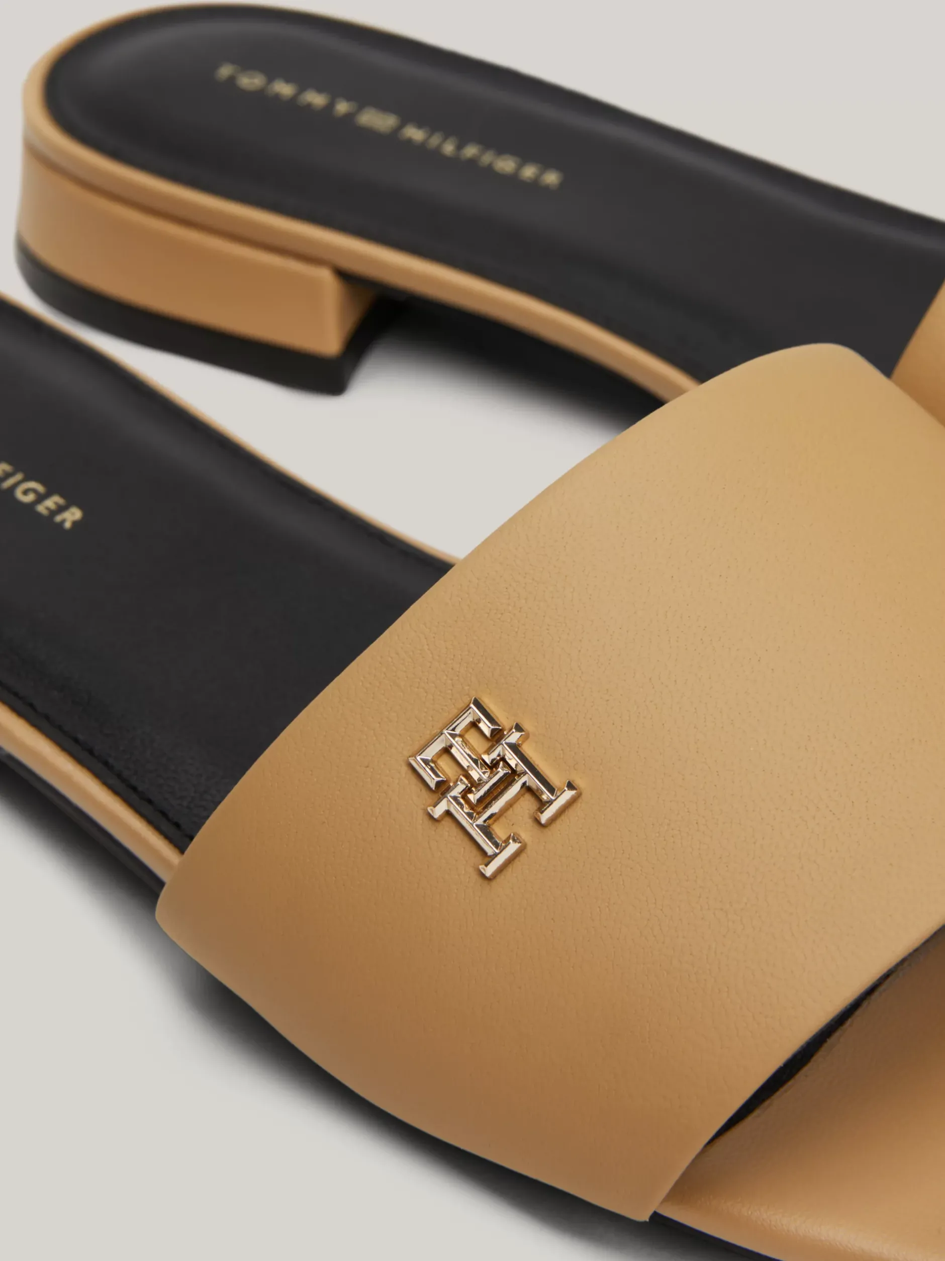 Sandały*Tommy Hilfiger Skórzane Mule Z Plakietką Z Monogramem TH CLASSIC KHAKI