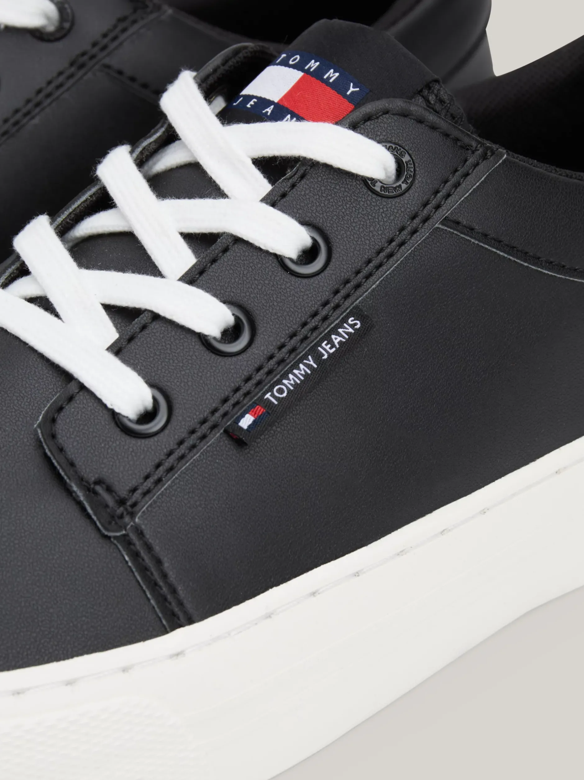 Sneakersy*Tommy Hilfiger Skórzane Tenisówki Skater Essential BLACK