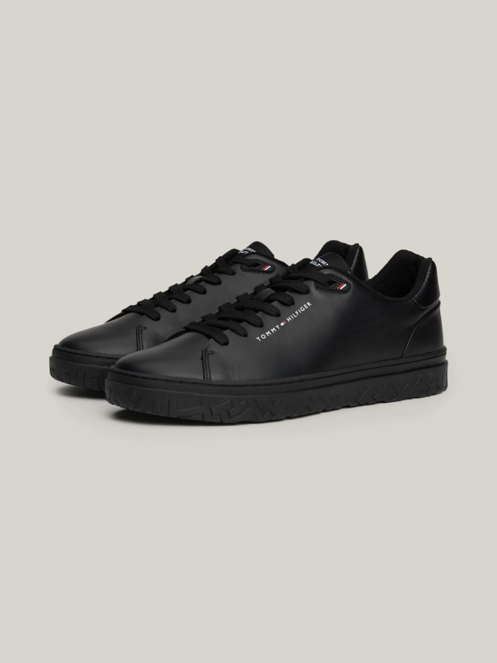 Sneakersy*Tommy Hilfiger Skórzane Tenisówki Typu Court TH Monogram BLACK