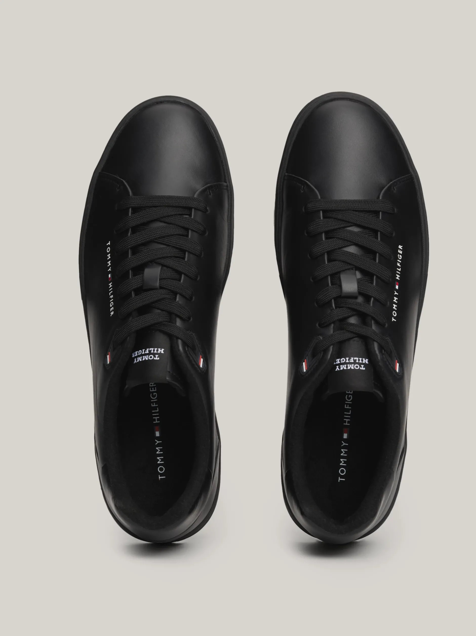 Sneakersy*Tommy Hilfiger Skórzane Tenisówki Typu Court TH Monogram BLACK
