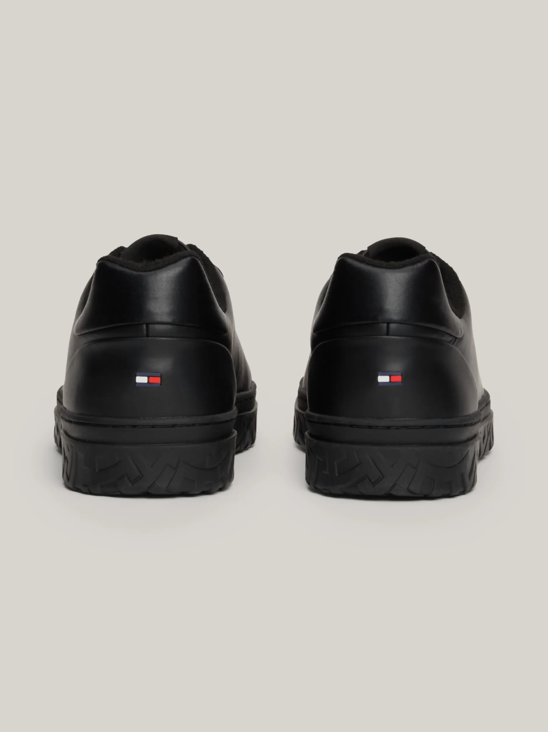 Sneakersy*Tommy Hilfiger Skórzane Tenisówki Typu Court TH Monogram BLACK